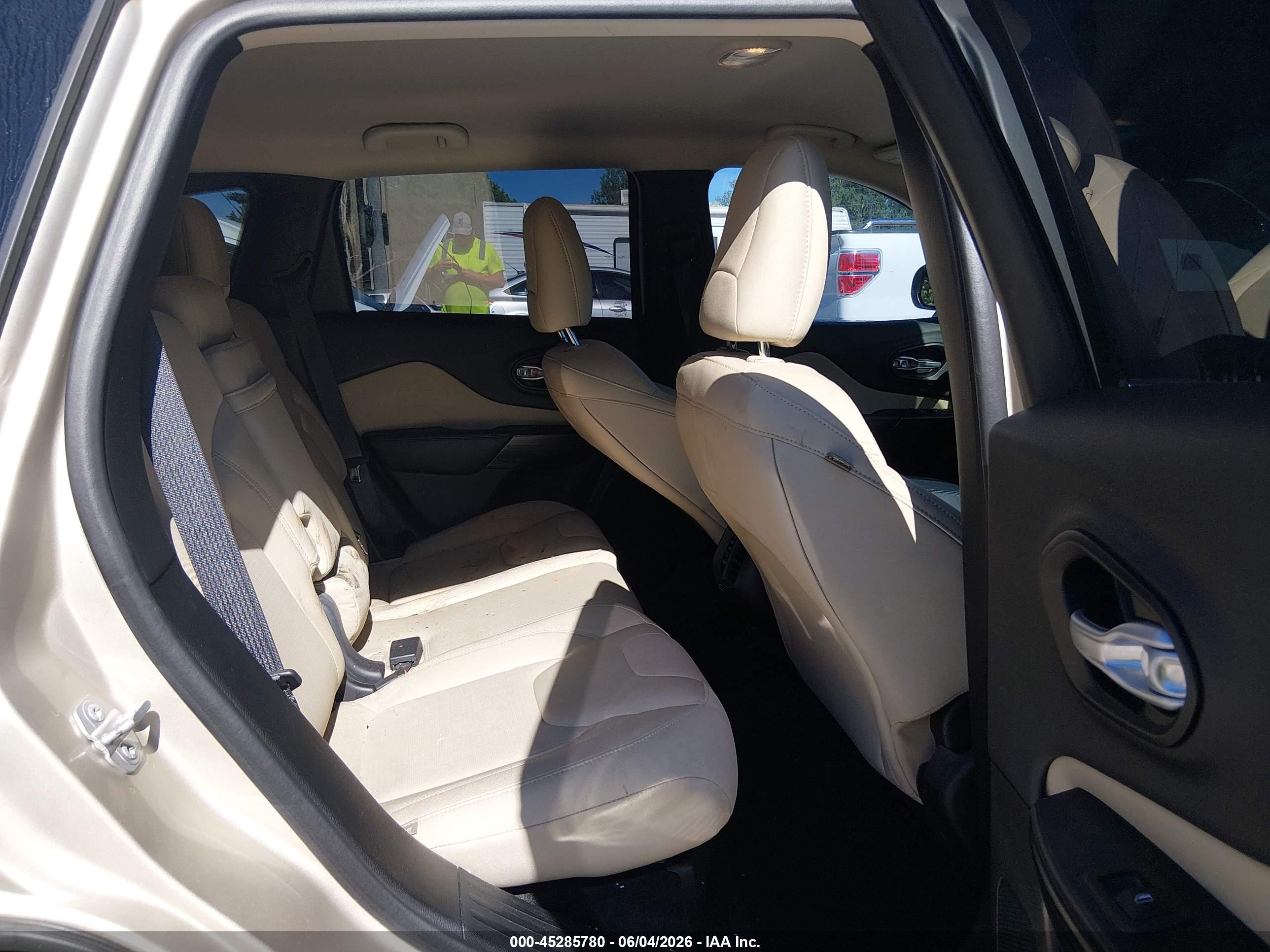 2015 Jeep Cherokee Latitude Gold vin: 1C4PJLCS8FW658097