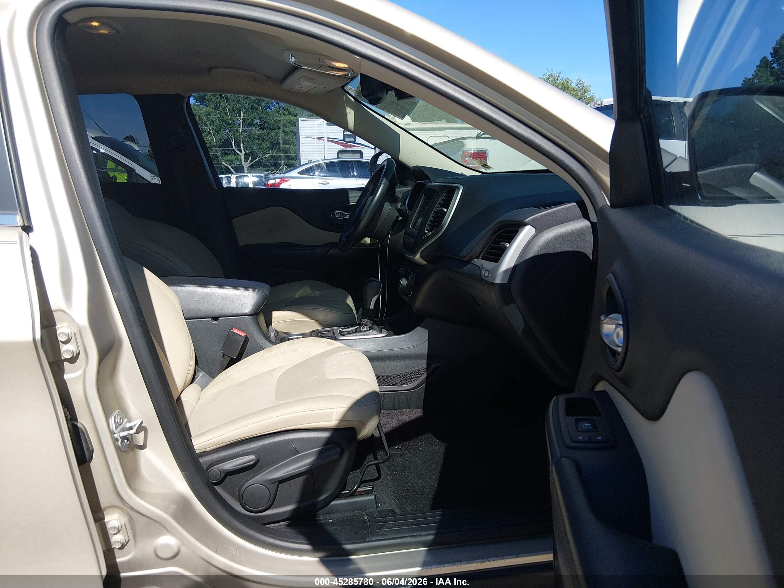 2015 Jeep Cherokee Latitude Gold vin: 1C4PJLCS8FW658097