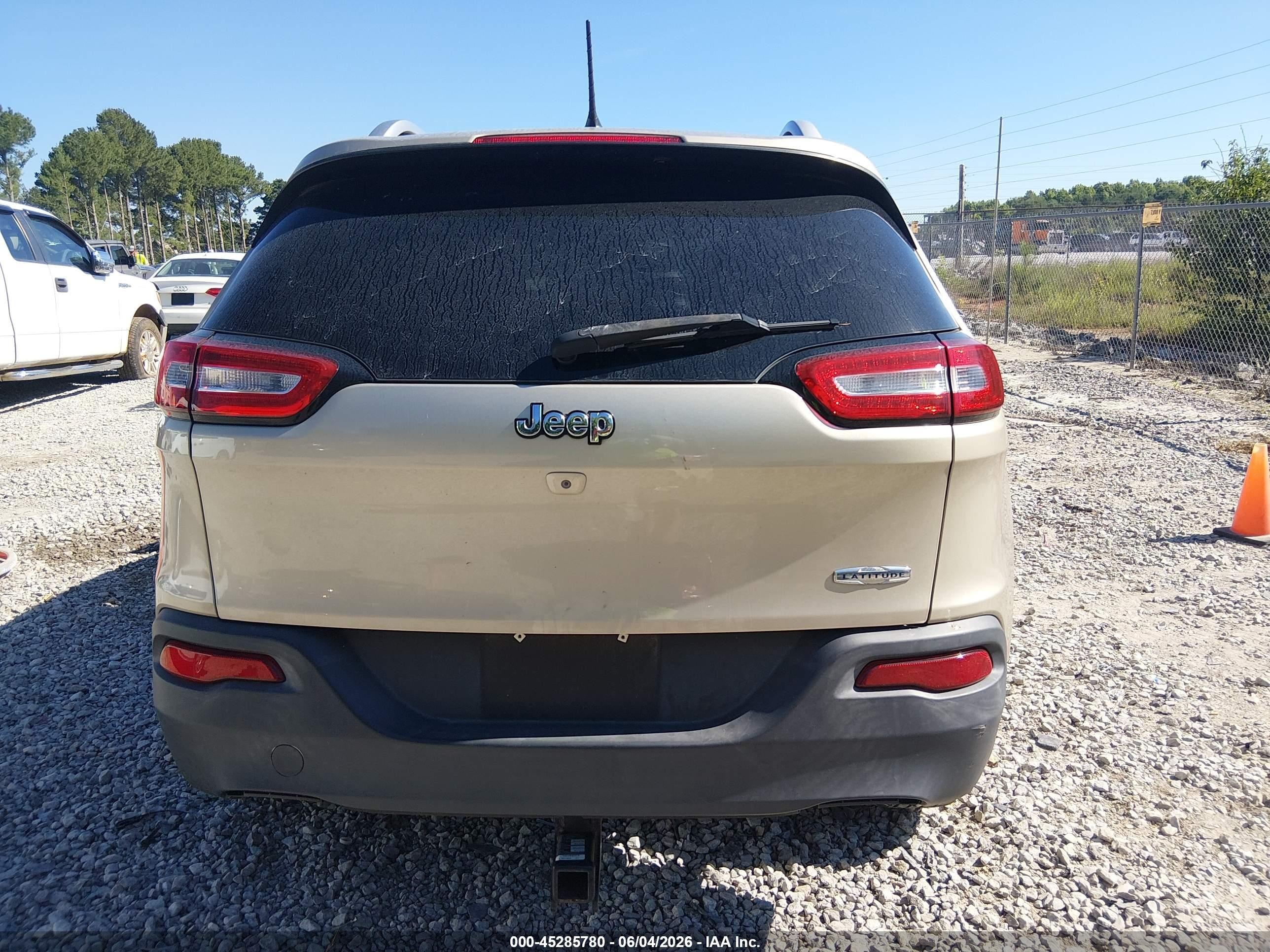2015 Jeep Cherokee Latitude Gold vin: 1C4PJLCS8FW658097