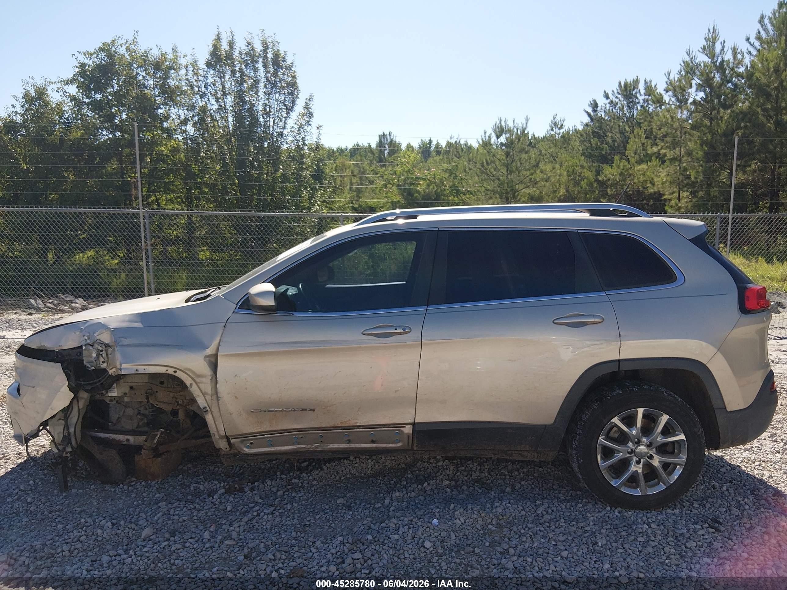 2015 Jeep Cherokee Latitude Gold vin: 1C4PJLCS8FW658097