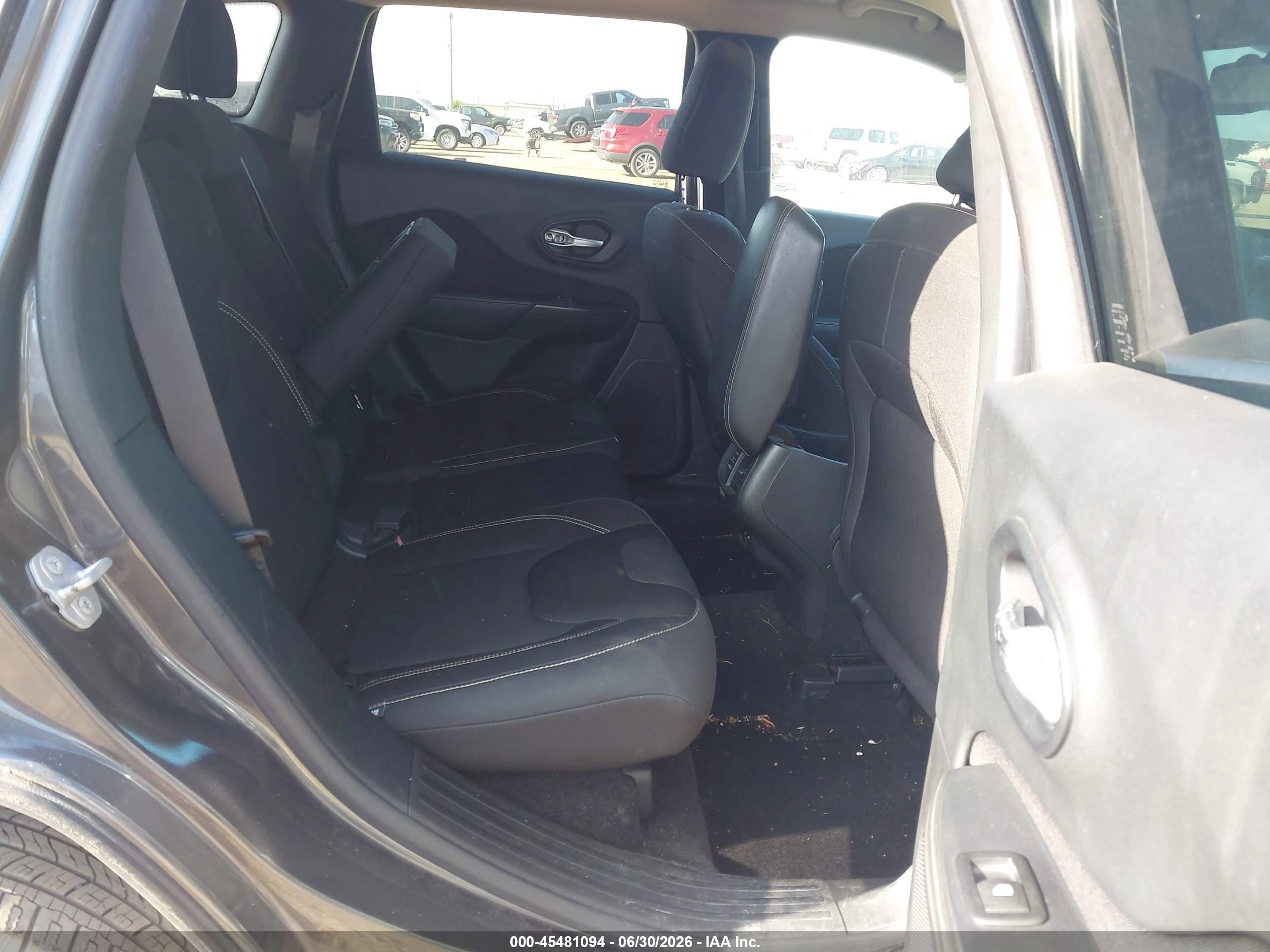 2015 Jeep Cherokee Latitude Gray vin: 1C4PJLCS8FW701224