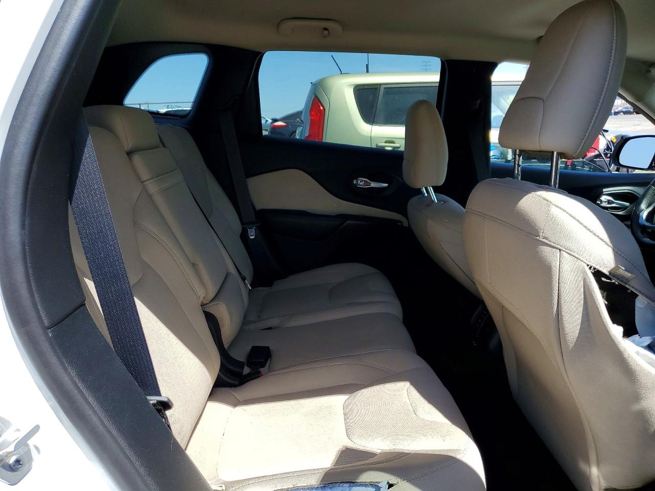 2015 Jeep Cherokee Latitude White vin: 1C4PJLCS8FW731064