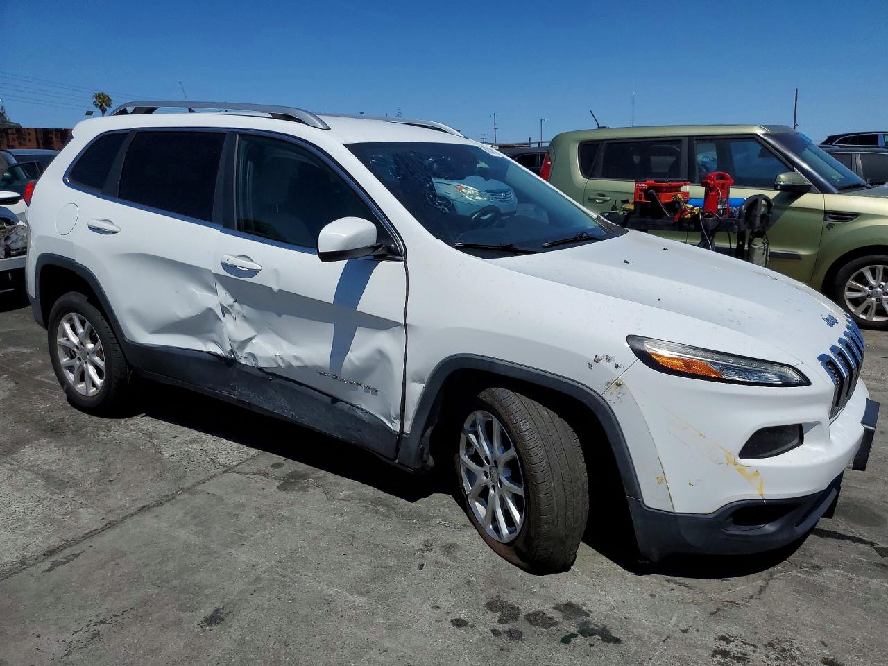 2015 Jeep Cherokee Latitude White vin: 1C4PJLCS8FW731064
