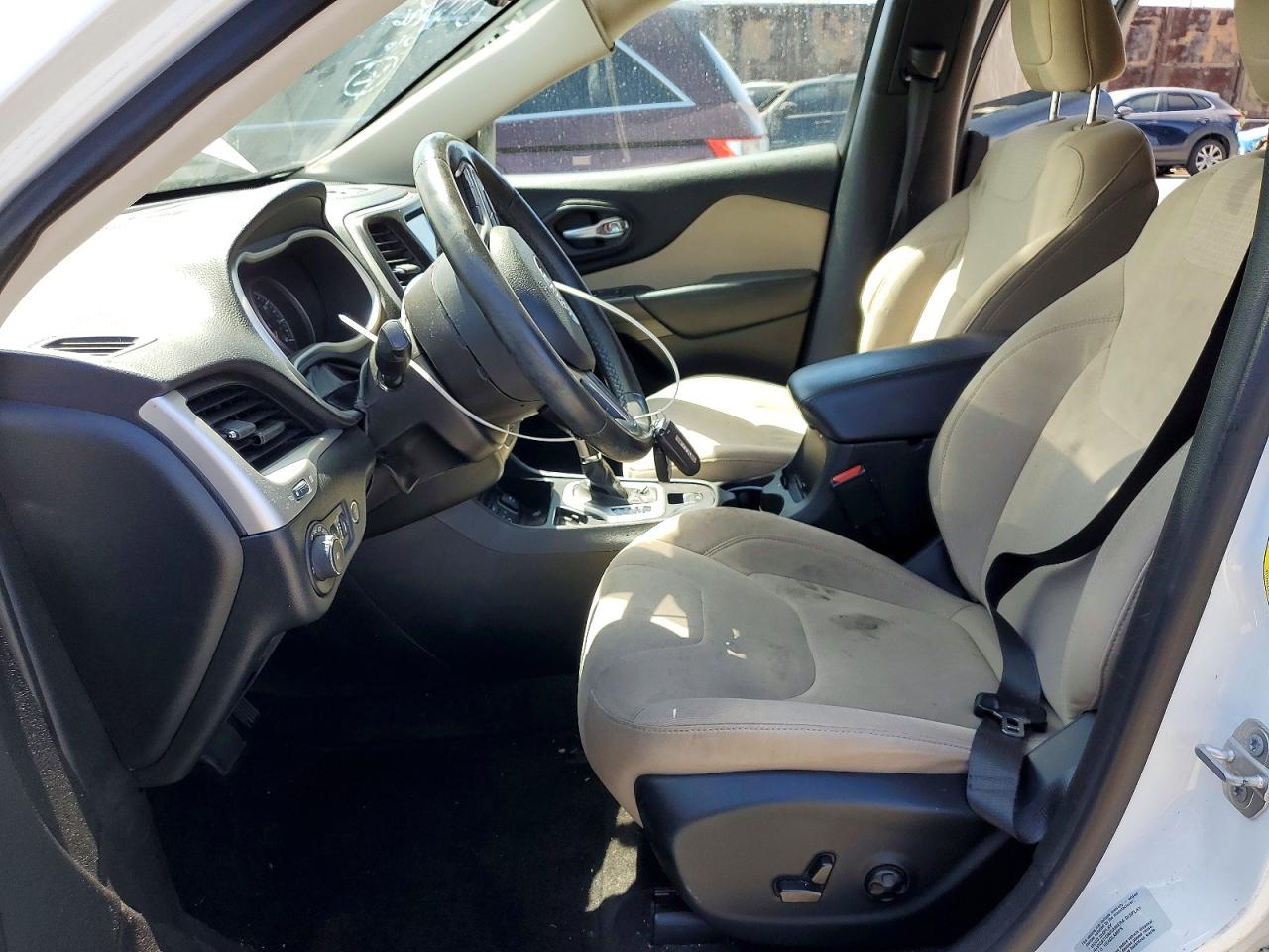 2015 Jeep Cherokee Latitude White vin: 1C4PJLCS8FW731064