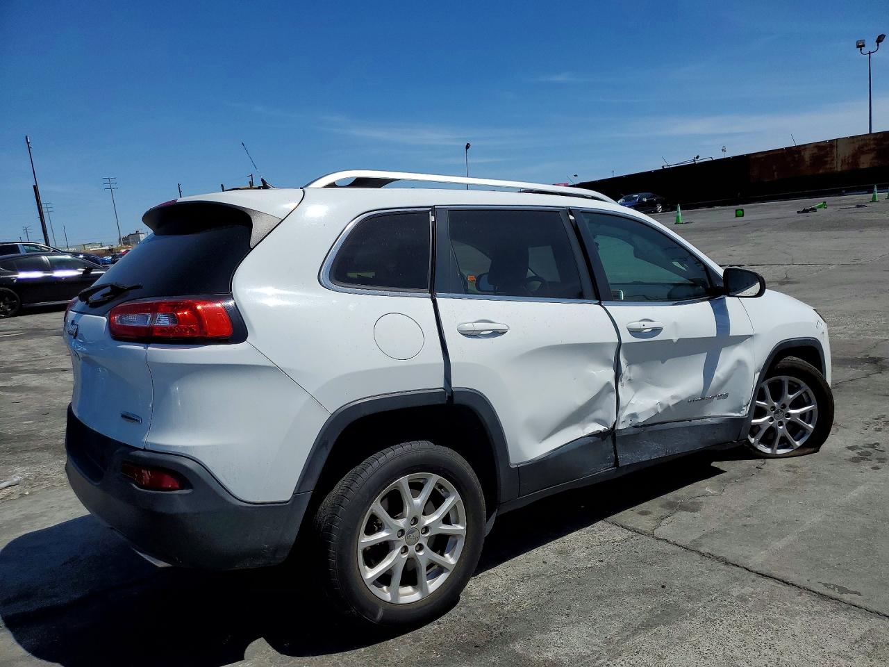 2015 Jeep Cherokee Latitude White vin: 1C4PJLCS8FW731064