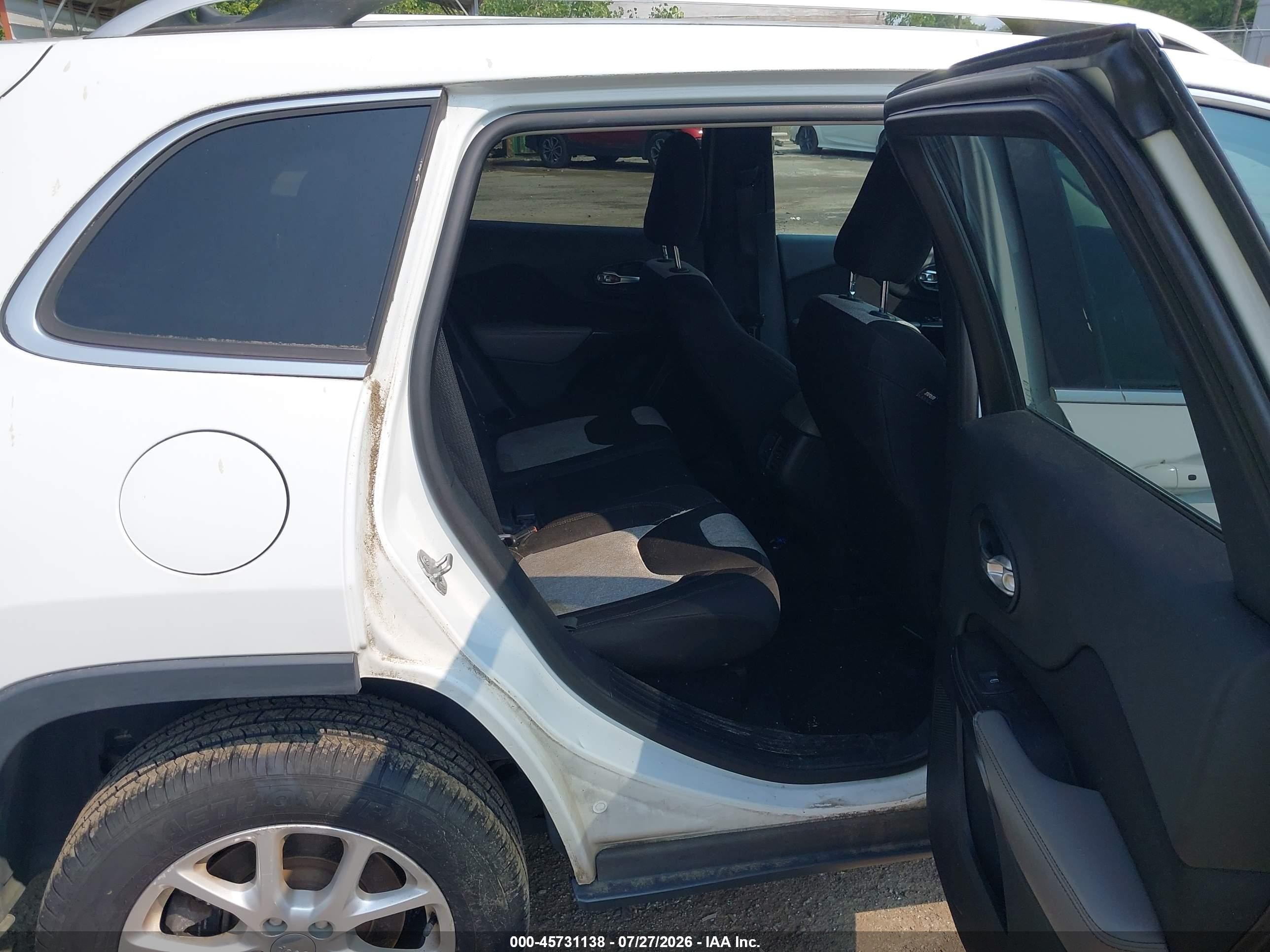 2014 Jeep Cherokee Latitude White vin: 1C4PJLCS9EW122676