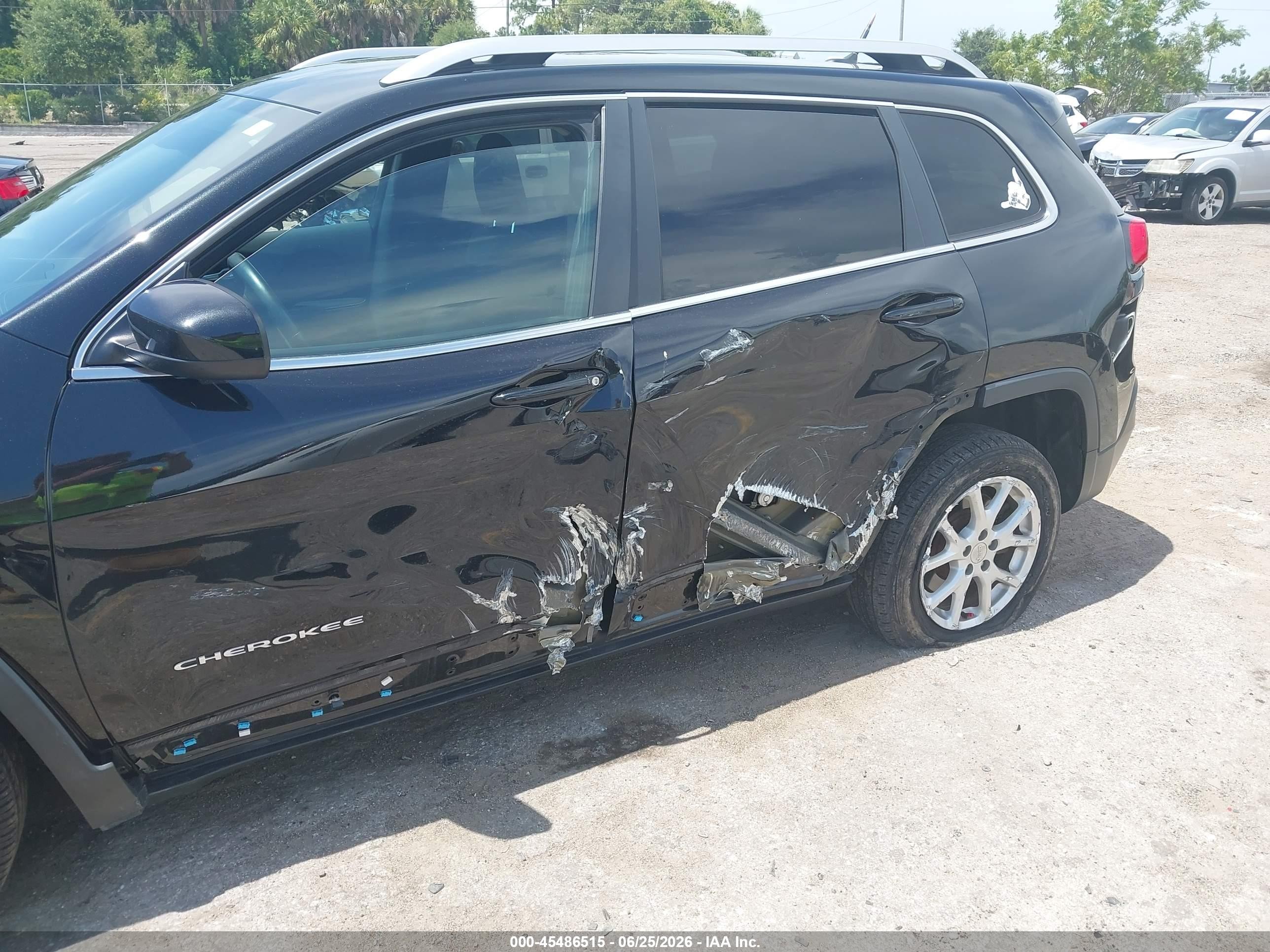 2014 Jeep Cherokee Latitude Black vin: 1C4PJLCS9EW143222