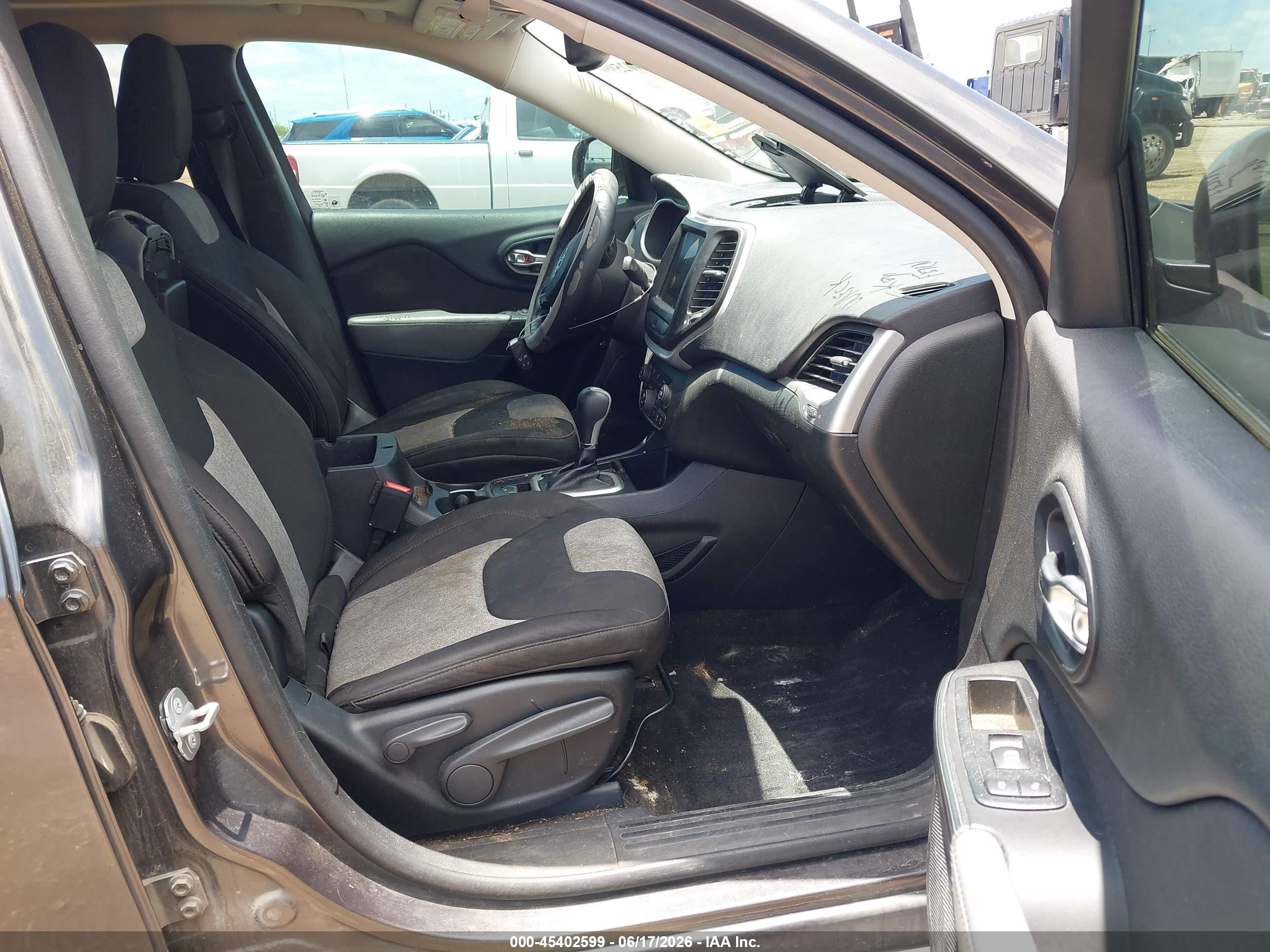 2014 Jeep Cherokee Latitude Черный vin: 1C4PJLCS9EW246527