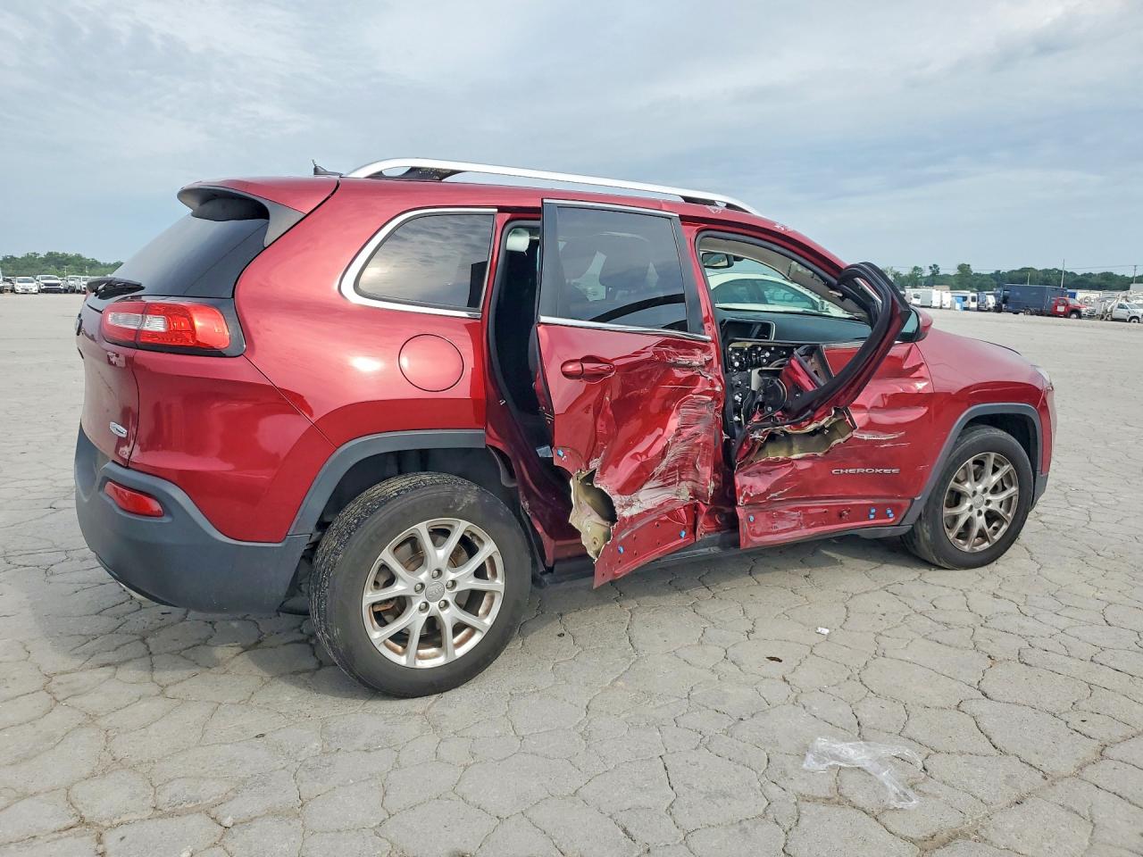2015 Jeep Cherokee Latitude Red vin: 1C4PJLCS9FW517751