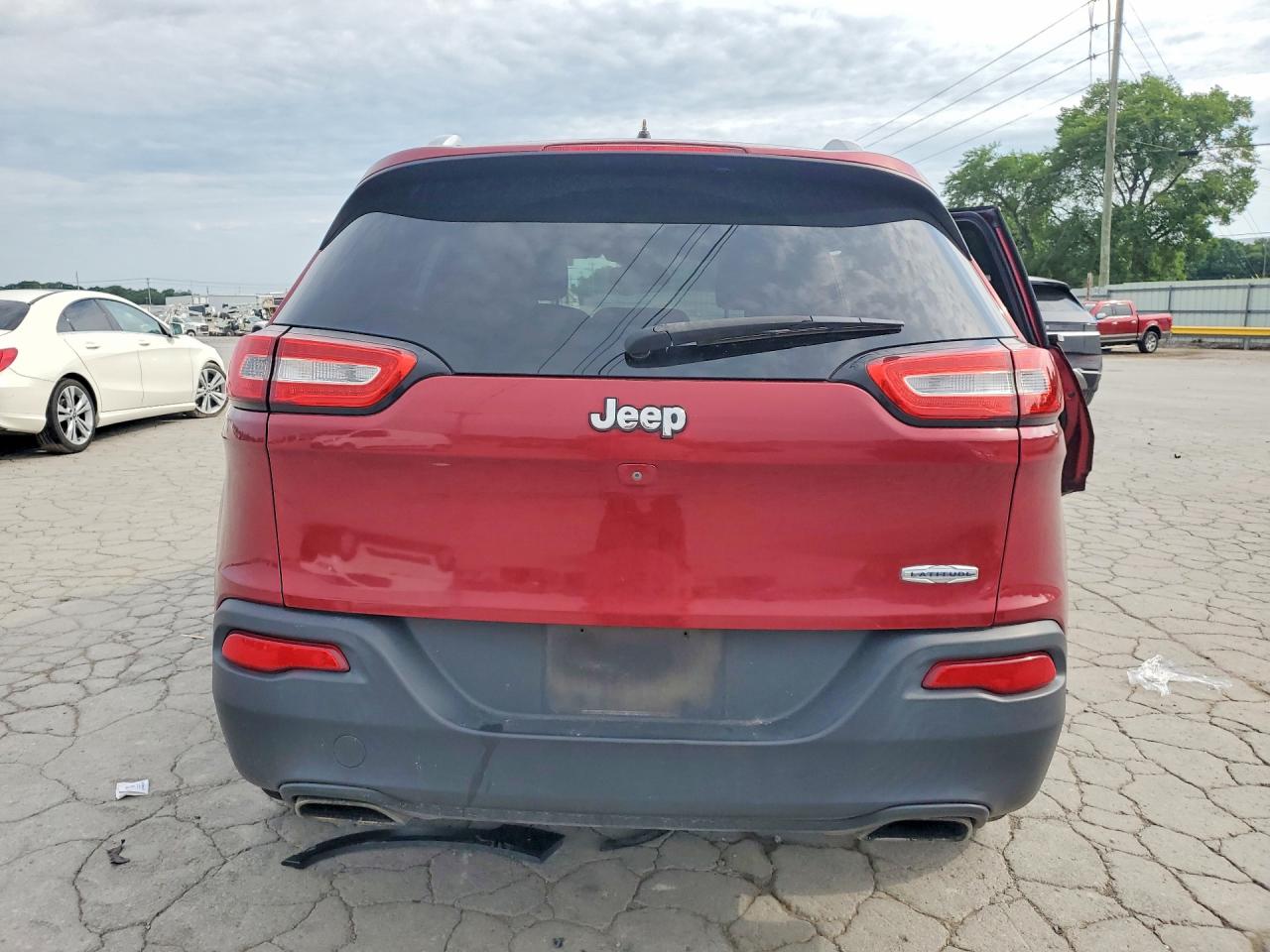 2015 Jeep Cherokee Latitude Red vin: 1C4PJLCS9FW517751