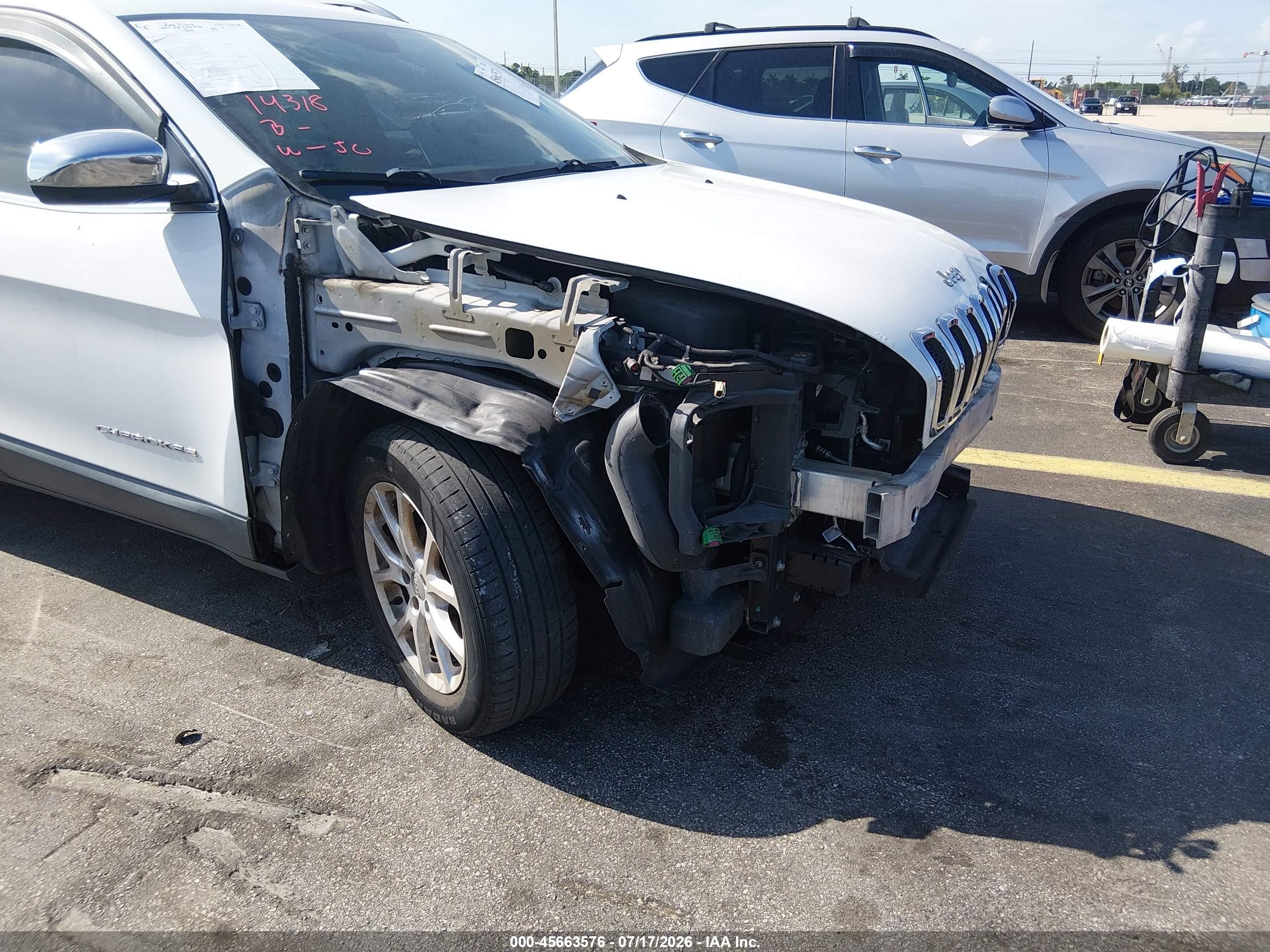 2015 Jeep Cherokee Latitude White vin: 1C4PJLCSXFW518584