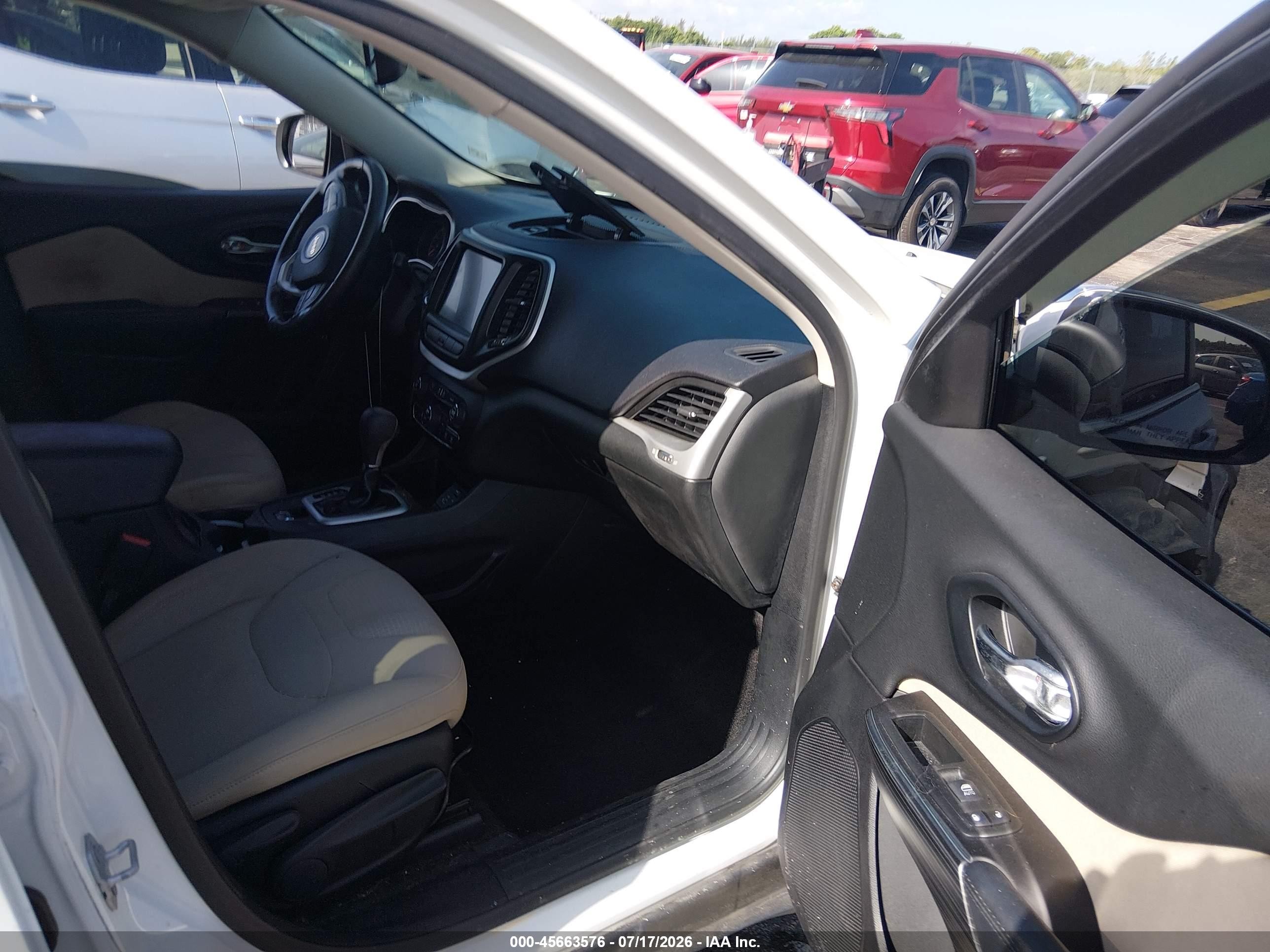 2015 Jeep Cherokee Latitude White vin: 1C4PJLCSXFW518584