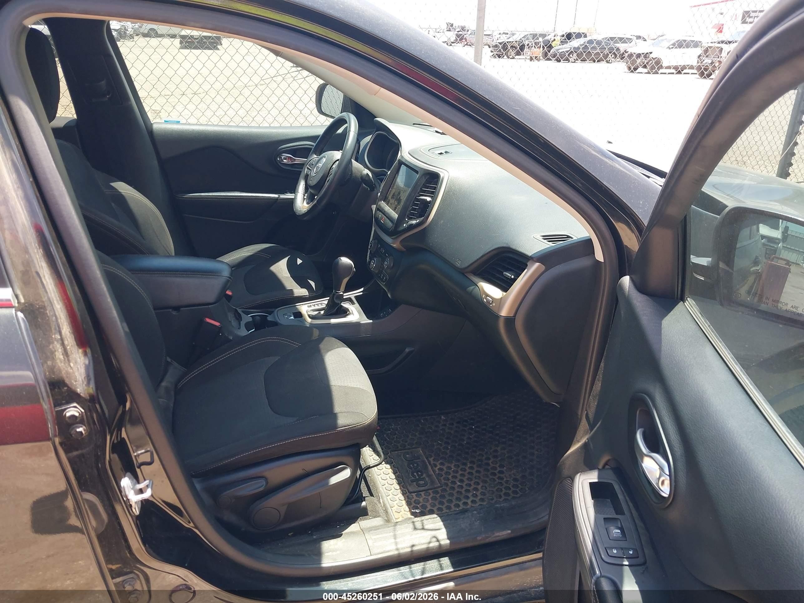 2015 Jeep Cherokee Latitude Черный vin: 1C4PJLCSXFW631225