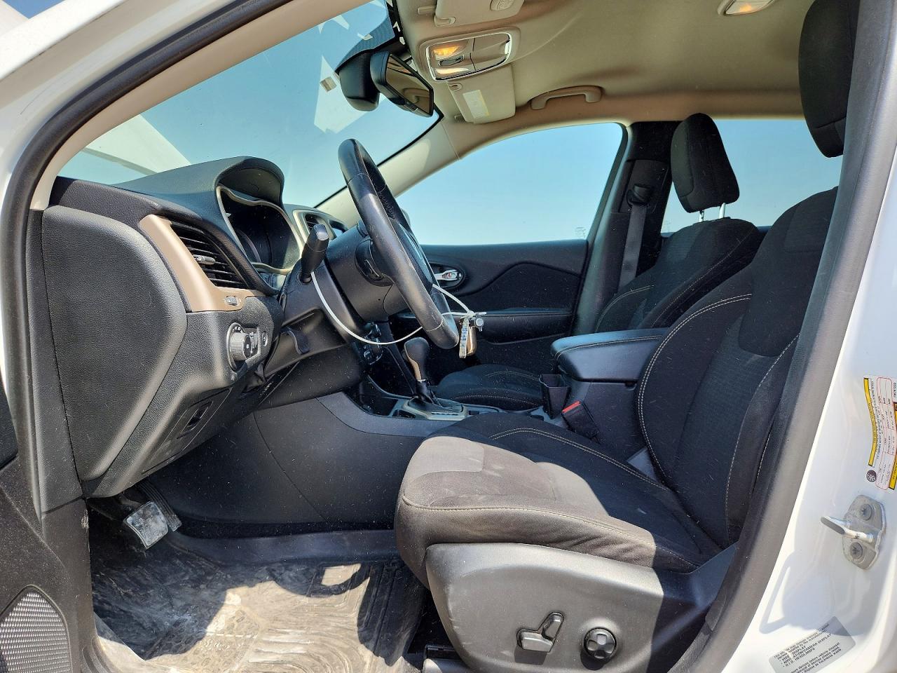 2015 Jeep Cherokee Latitude White vin: 1C4PJLCSXFW781223