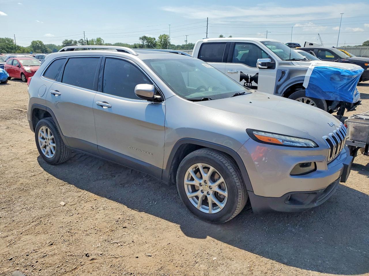 2016 Jeep Cherokee Latitude Серебряный vin: 1C4PJLCSXGW189676