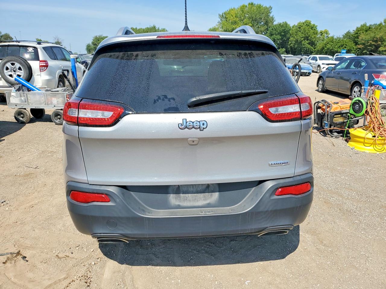 2016 Jeep Cherokee Latitude Серебряный vin: 1C4PJLCSXGW189676