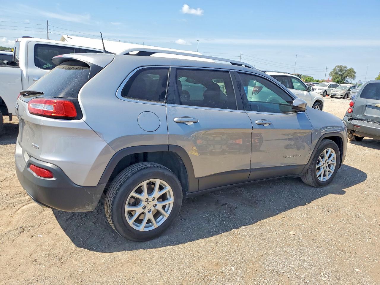 2016 Jeep Cherokee Latitude Серебряный vin: 1C4PJLCSXGW189676