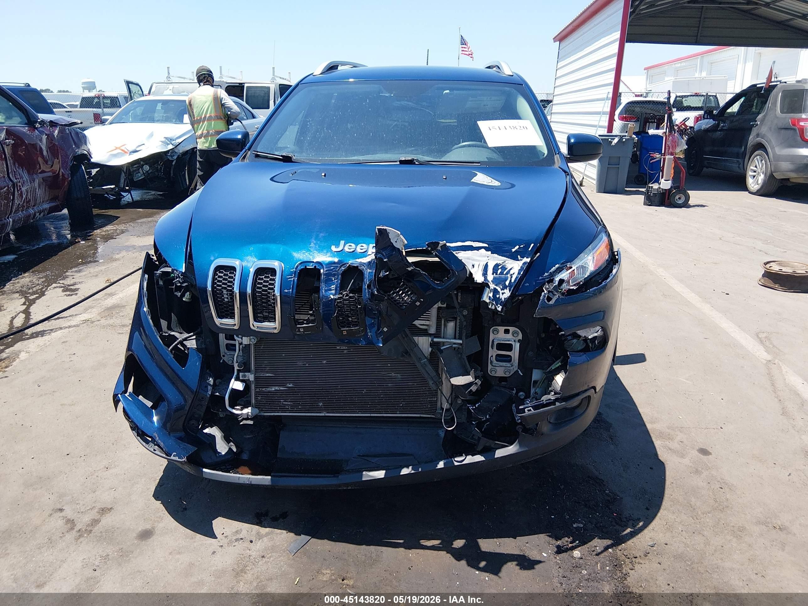 2018 Jeep Cherokee Latitude Fwd Blue vin: 1C4PJLCX2JD553314