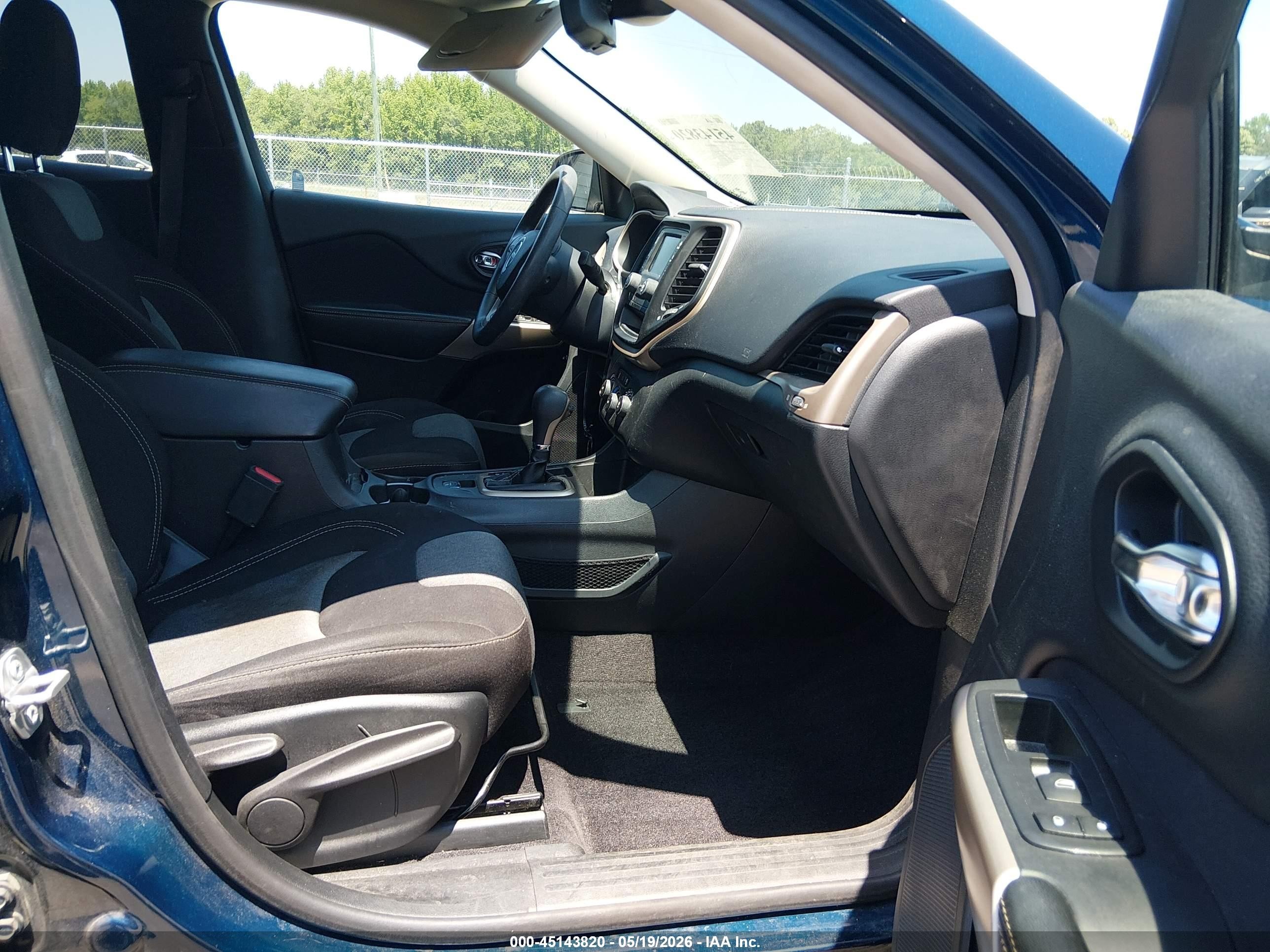 2018 Jeep Cherokee Latitude Fwd Blue vin: 1C4PJLCX2JD553314