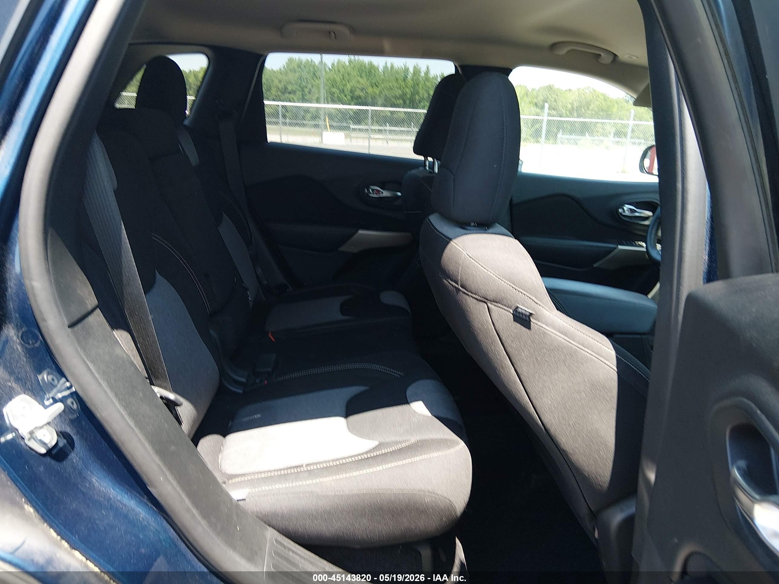 2018 Jeep Cherokee Latitude Fwd Blue vin: 1C4PJLCX2JD553314