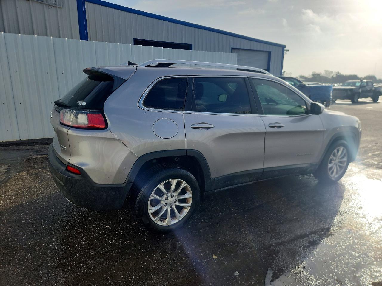 2019 Jeep Cherokee Latitude White vin: 1C4PJLCX9KD220772