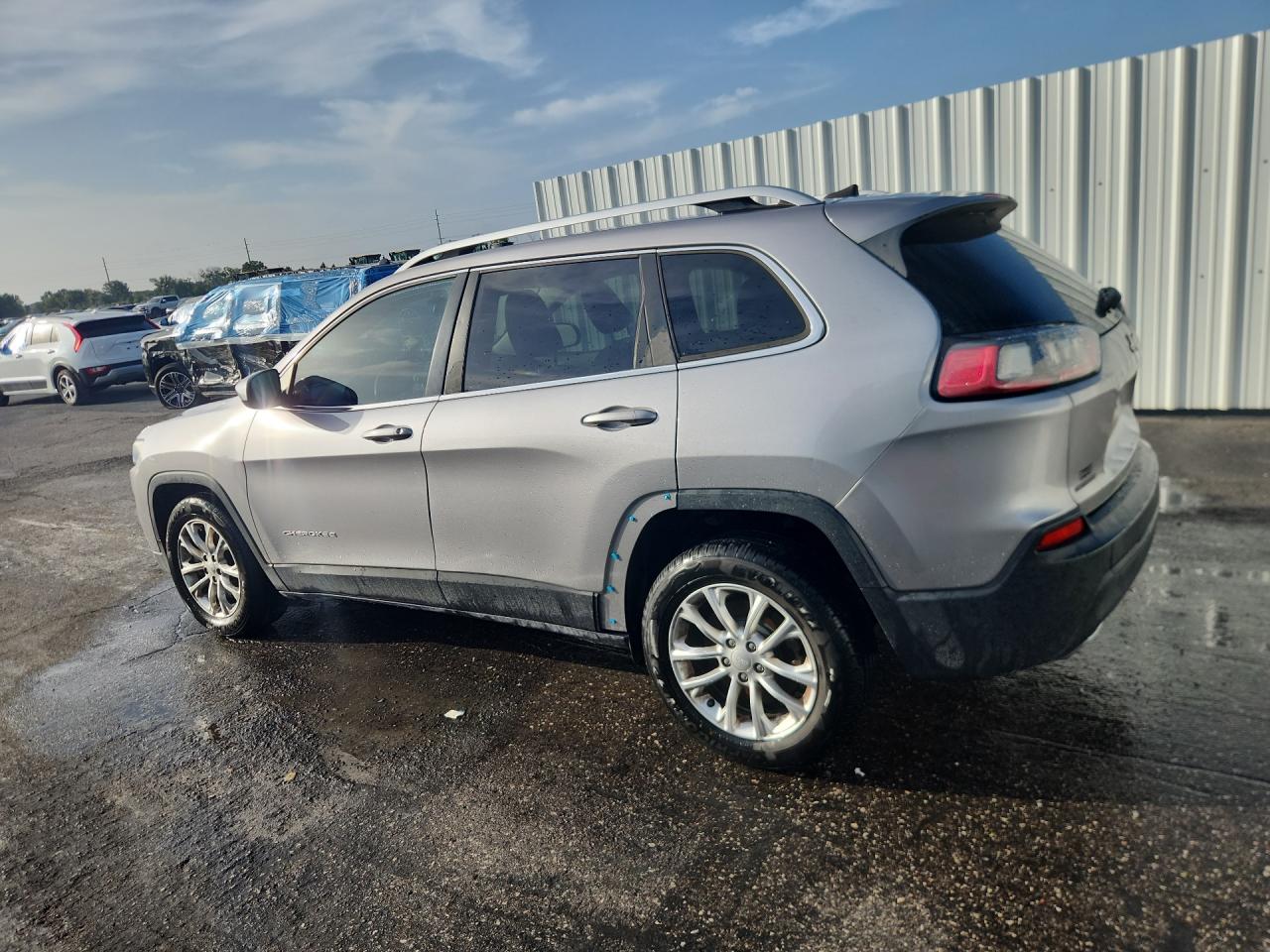 2019 Jeep Cherokee Latitude White vin: 1C4PJLCX9KD220772 Damage: Left Rear Door Cladding, Missing, Replacement Required