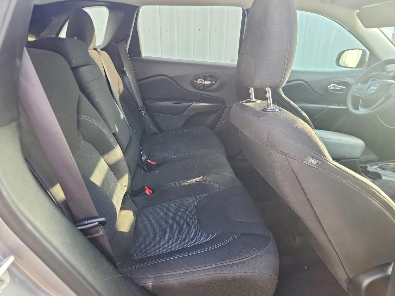 2019 Jeep Cherokee Latitude White vin: 1C4PJLCX9KD220772