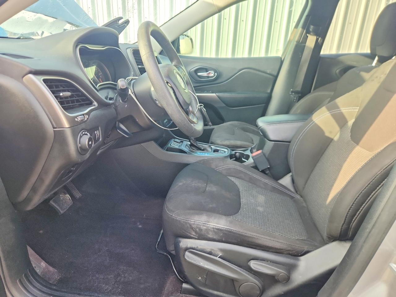 2019 Jeep Cherokee Latitude White vin: 1C4PJLCX9KD220772