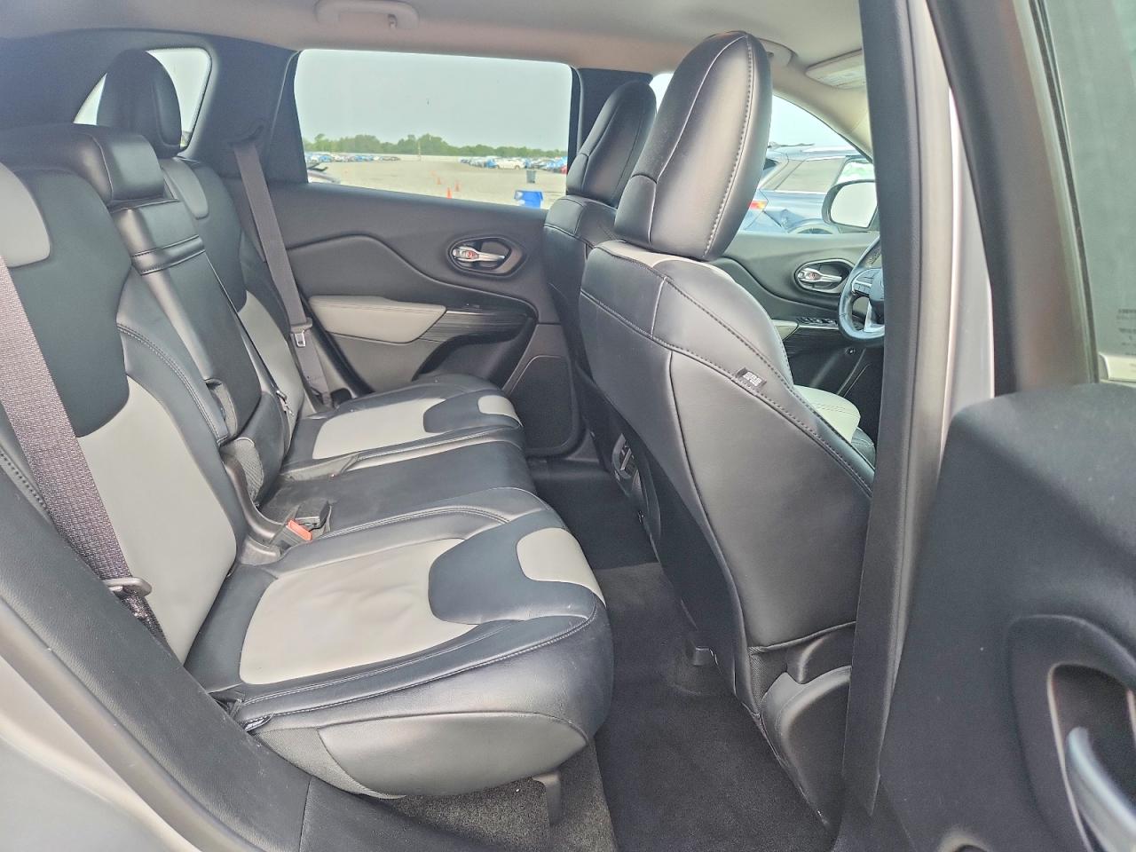 2014 Jeep Cherokee Limited Silver vin: 1C4PJLDB1EW129801