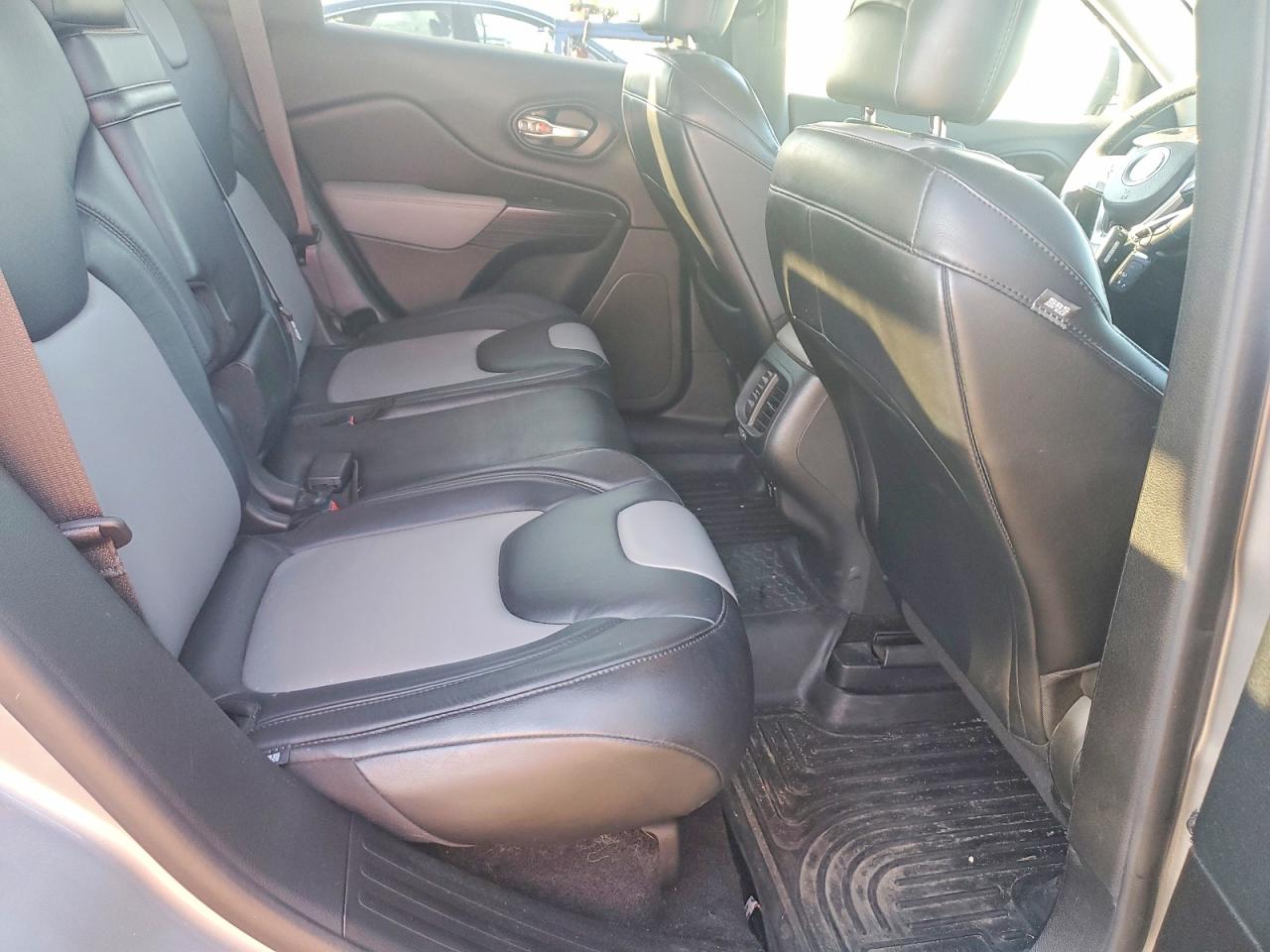2014 Jeep Cherokee Limited Silver vin: 1C4PJLDB1EW205727