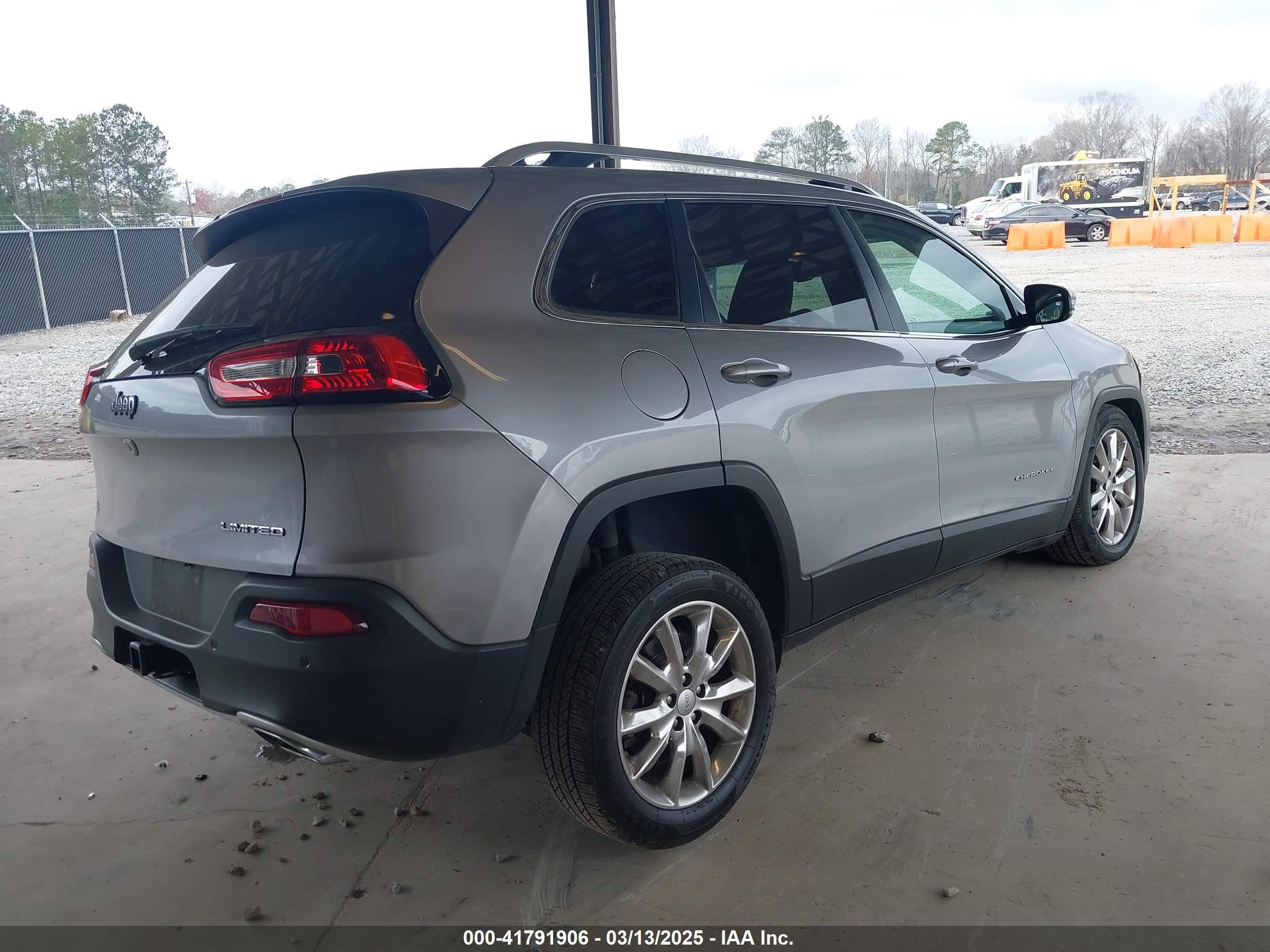 2017 Jeep Cherokee Limited Fwd Silver vin: 1C4PJLDS9HW650690