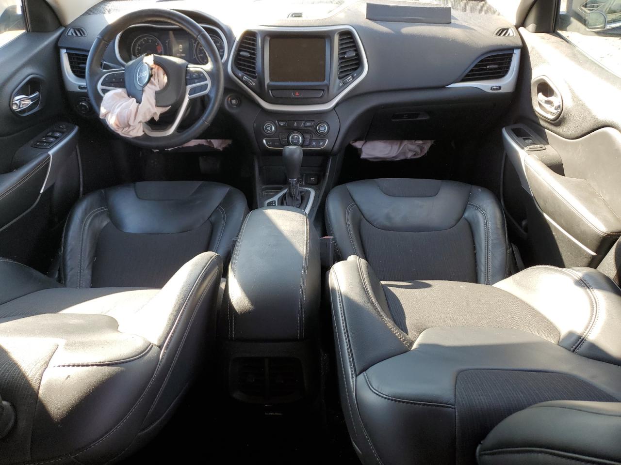2018 Jeep Cherokee Latitude Plus   Gray vin: 1C4PJLLB1JD512001