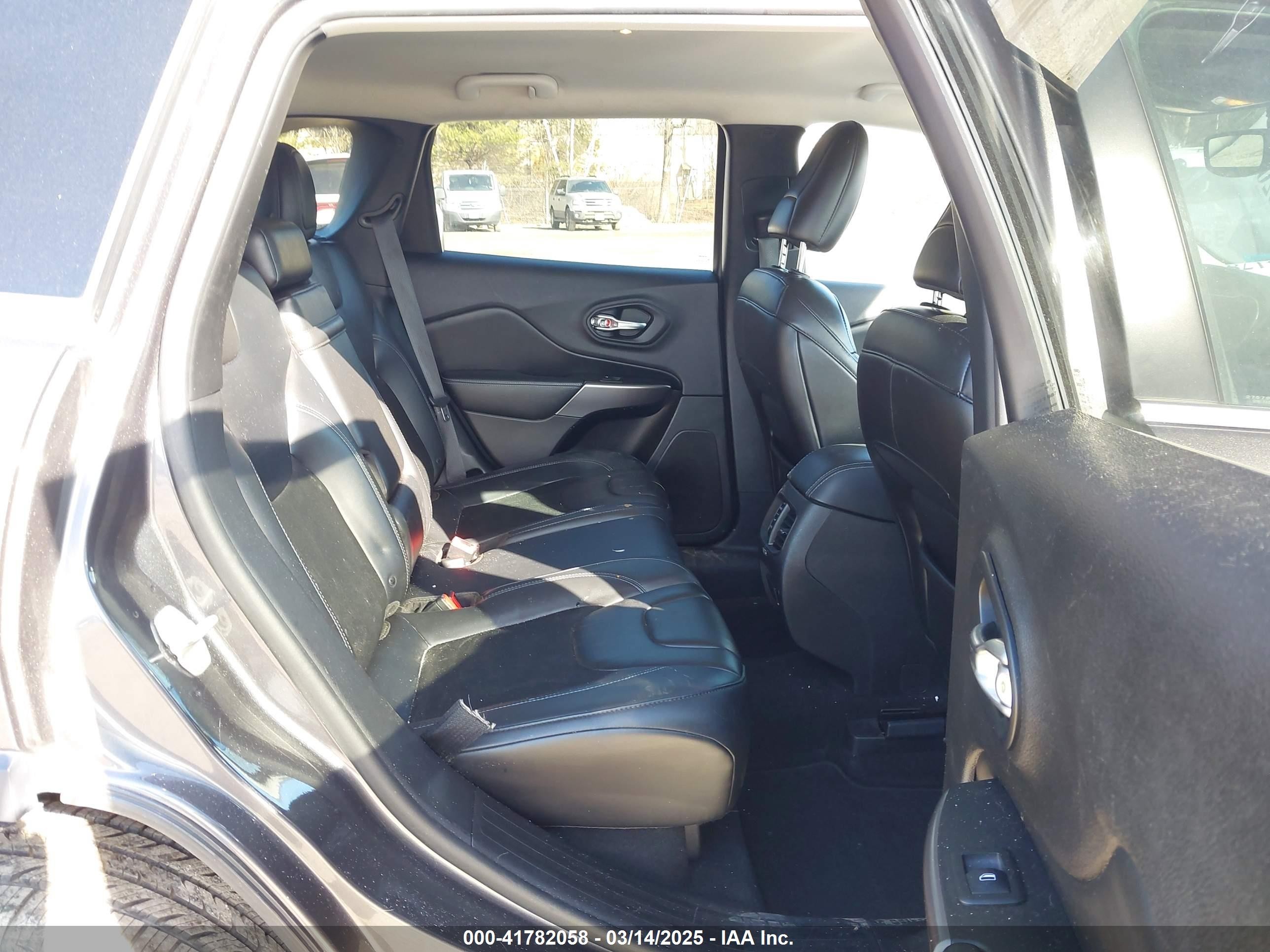 2019 Jeep Cherokee Latitude Plus Fwd Gray vin: 1C4PJLLB3KD406294