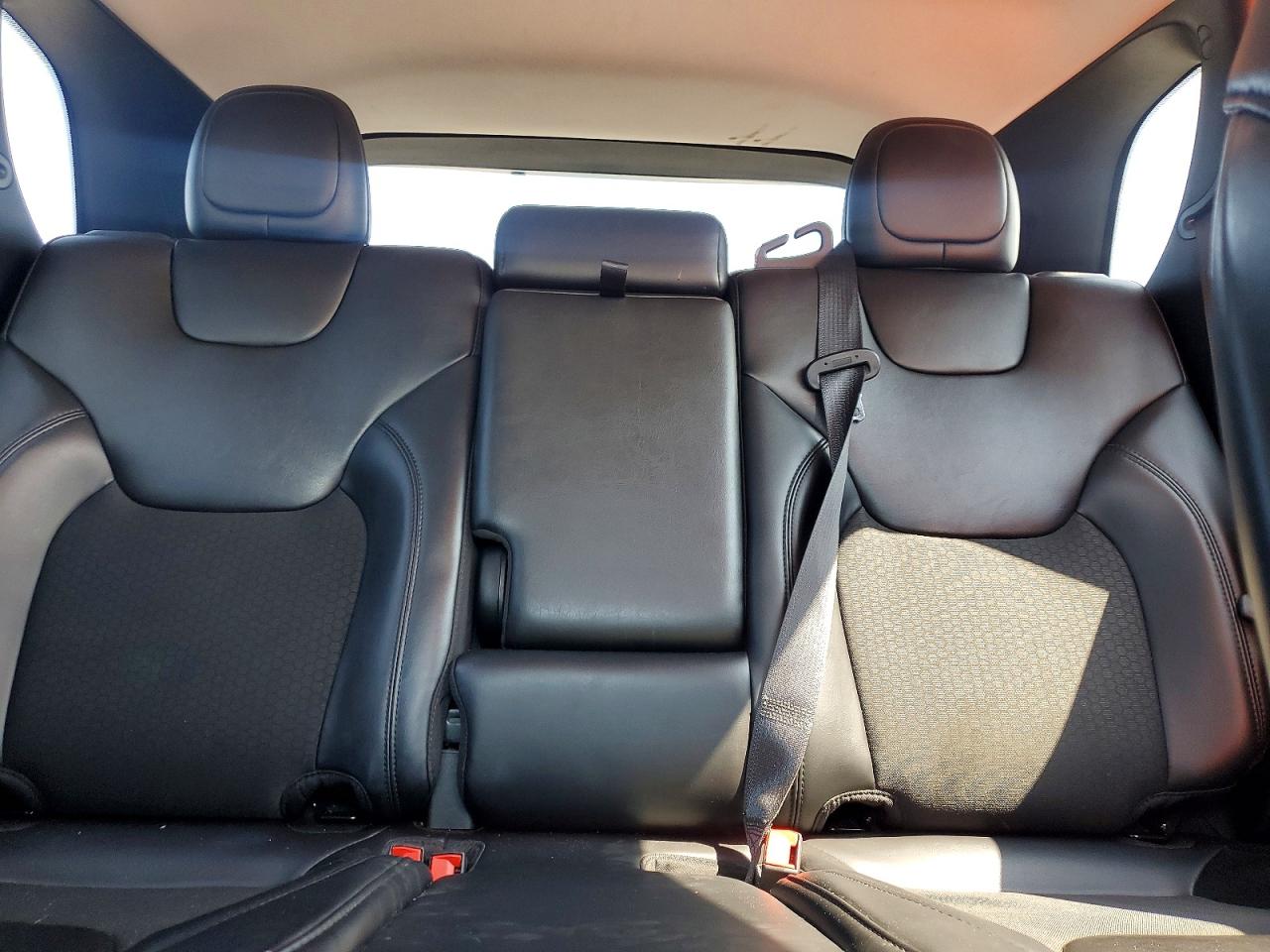 2019 Jeep Cherokee Latitude Plus White vin: 1C4PJLLB4KD474989