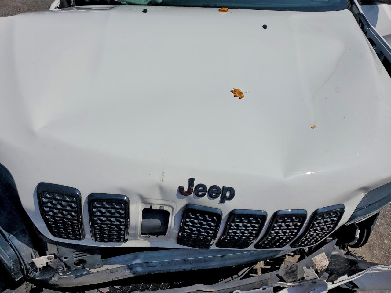 2019 Jeep Cherokee Latitude Plus White vin: 1C4PJLLB4KD474989