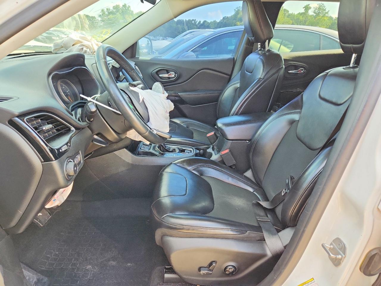2019 Jeep Cherokee Latitude Plus White vin: 1C4PJLLB4KD474989