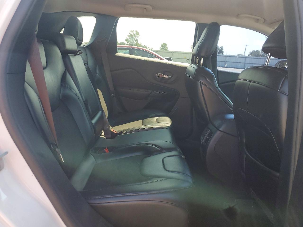 2019 Jeep Cherokee Latitude Plus White vin: 1C4PJLLB4KD474989