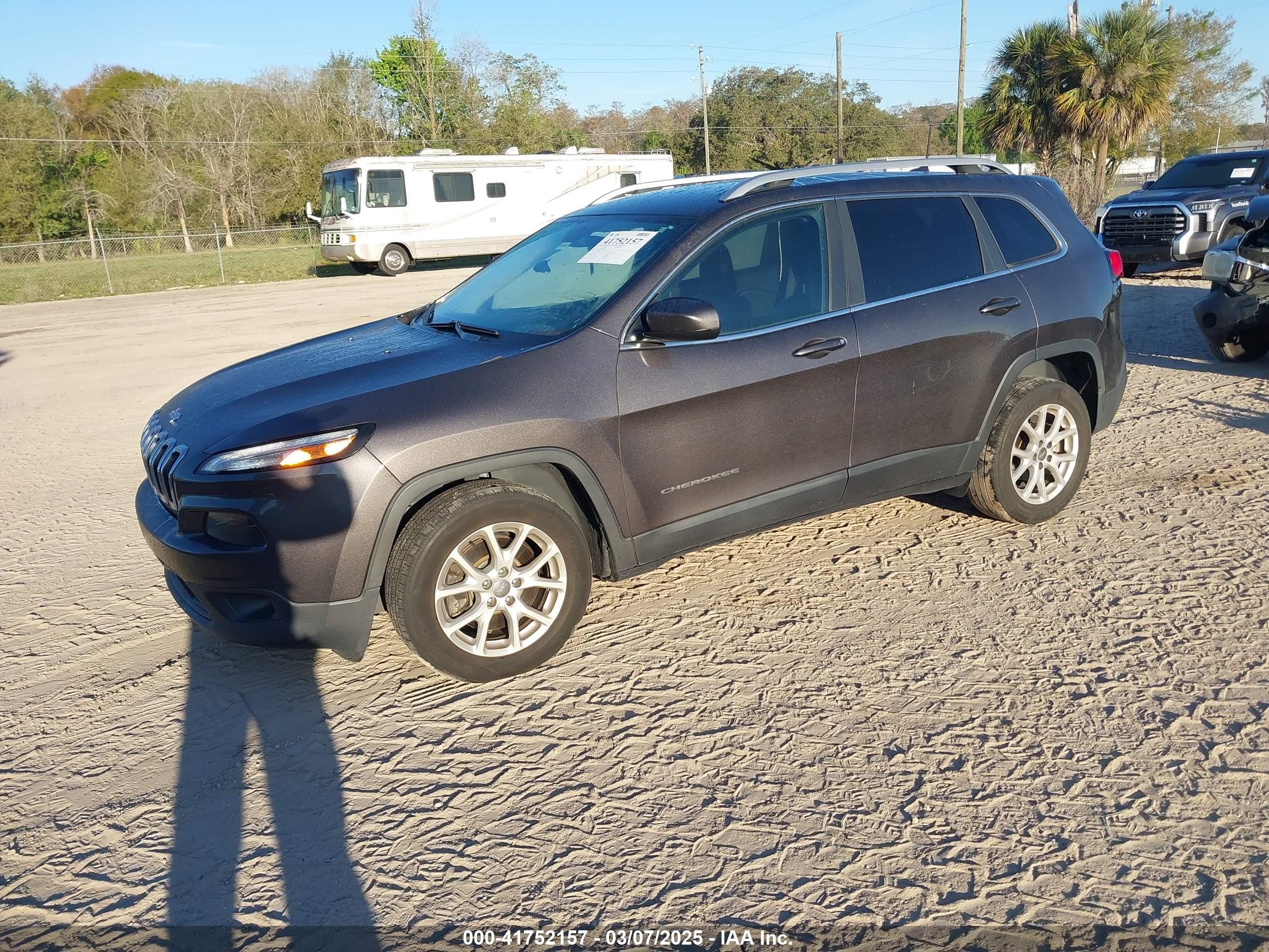 2018 Jeep Cherokee Latitude Plus Fwd Gray vin: 1C4PJLLB5JD538858