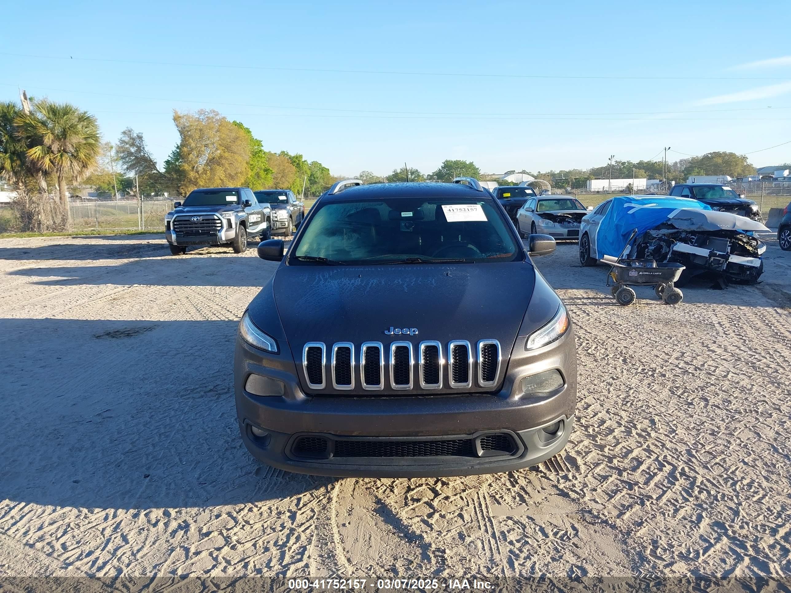 2018 Jeep Cherokee Latitude Plus Fwd Gray vin: 1C4PJLLB5JD538858