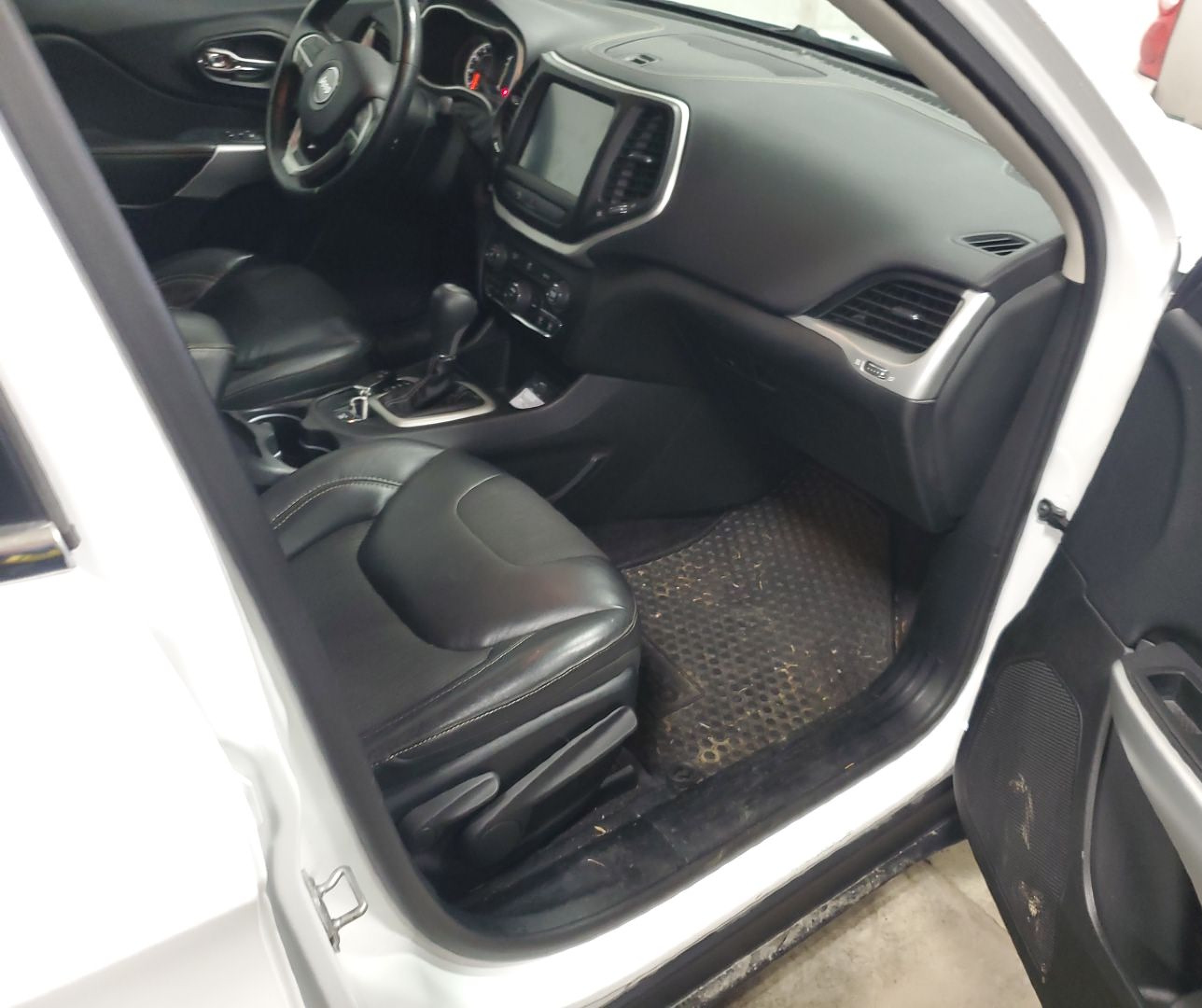 2018 Jeep Cherokee Latitude Plus vin: 1C4PJLLB5JD595089