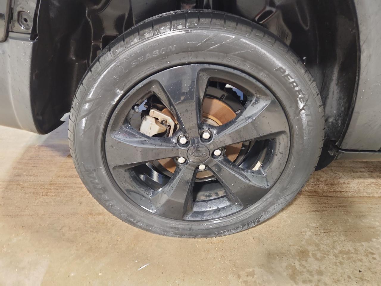 2019 Jeep Cherokee Latitude Plus Black vin: 1C4PJLLB5KD392592 Damage: Right Rear Tire, Worn, Replacement Required