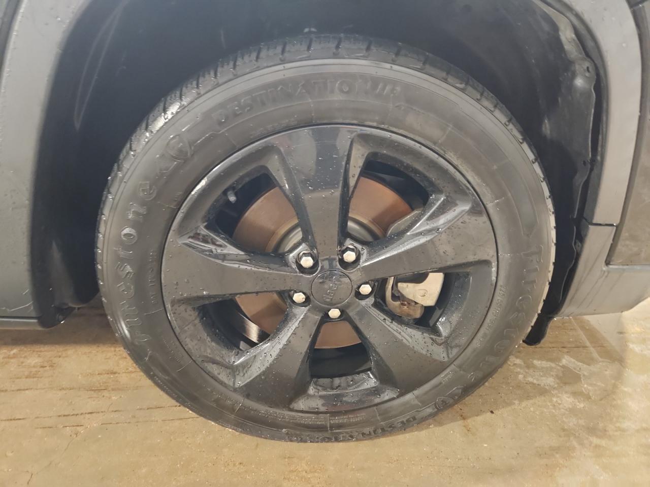 2019 Jeep Cherokee Latitude Plus Black vin: 1C4PJLLB5KD392592 Damage: Right Front Wheel, Curb Rash, 1 To 2 Inches