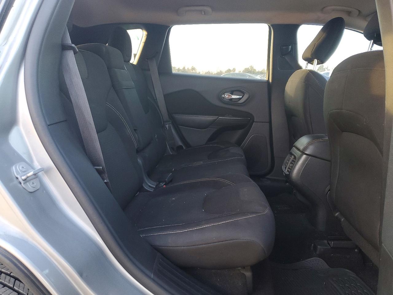 2015 Jeep Cherokee Latitude Plus Silver vin: 1C4PJLLB6KD454615