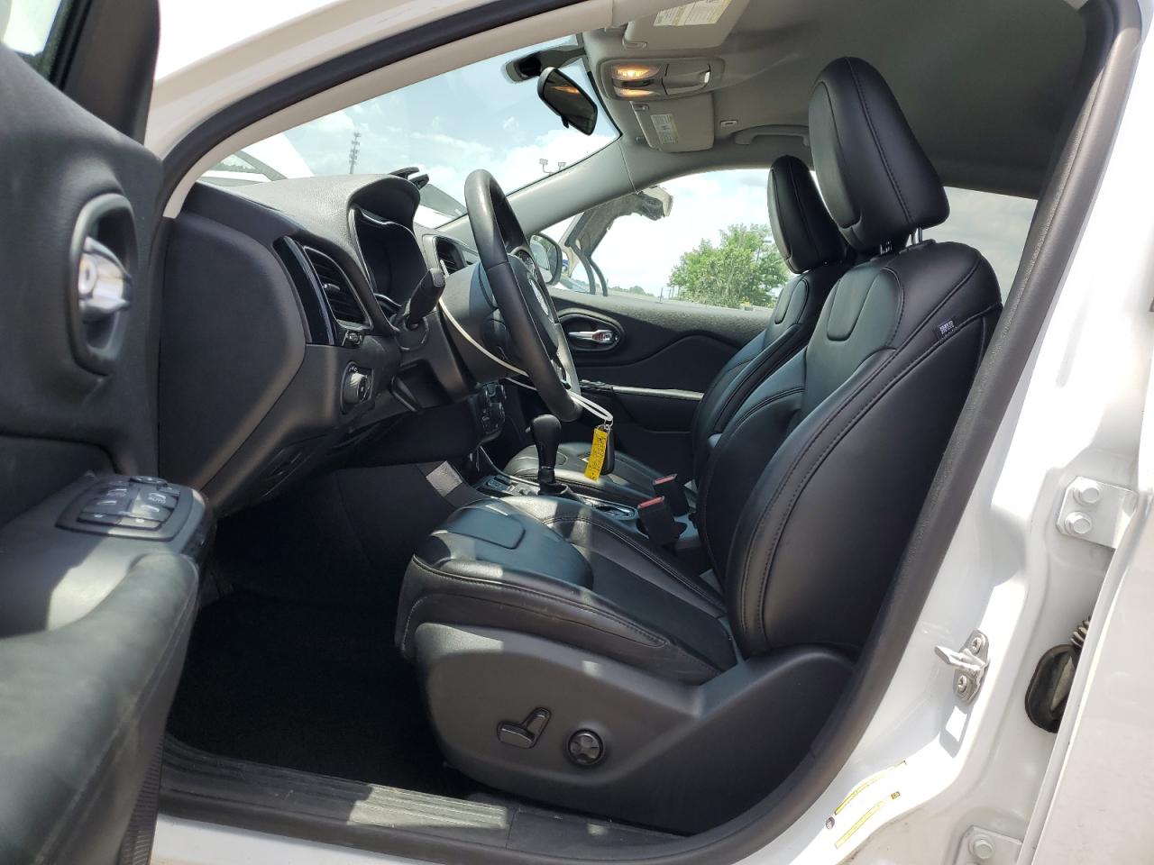 2019 Jeep Cherokee Latitude Plus   White vin: 1C4PJLLB8KD455622