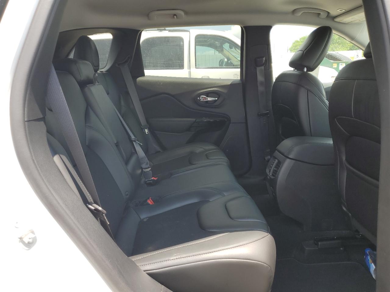 2019 Jeep Cherokee Latitude Plus   White vin: 1C4PJLLB8KD455622