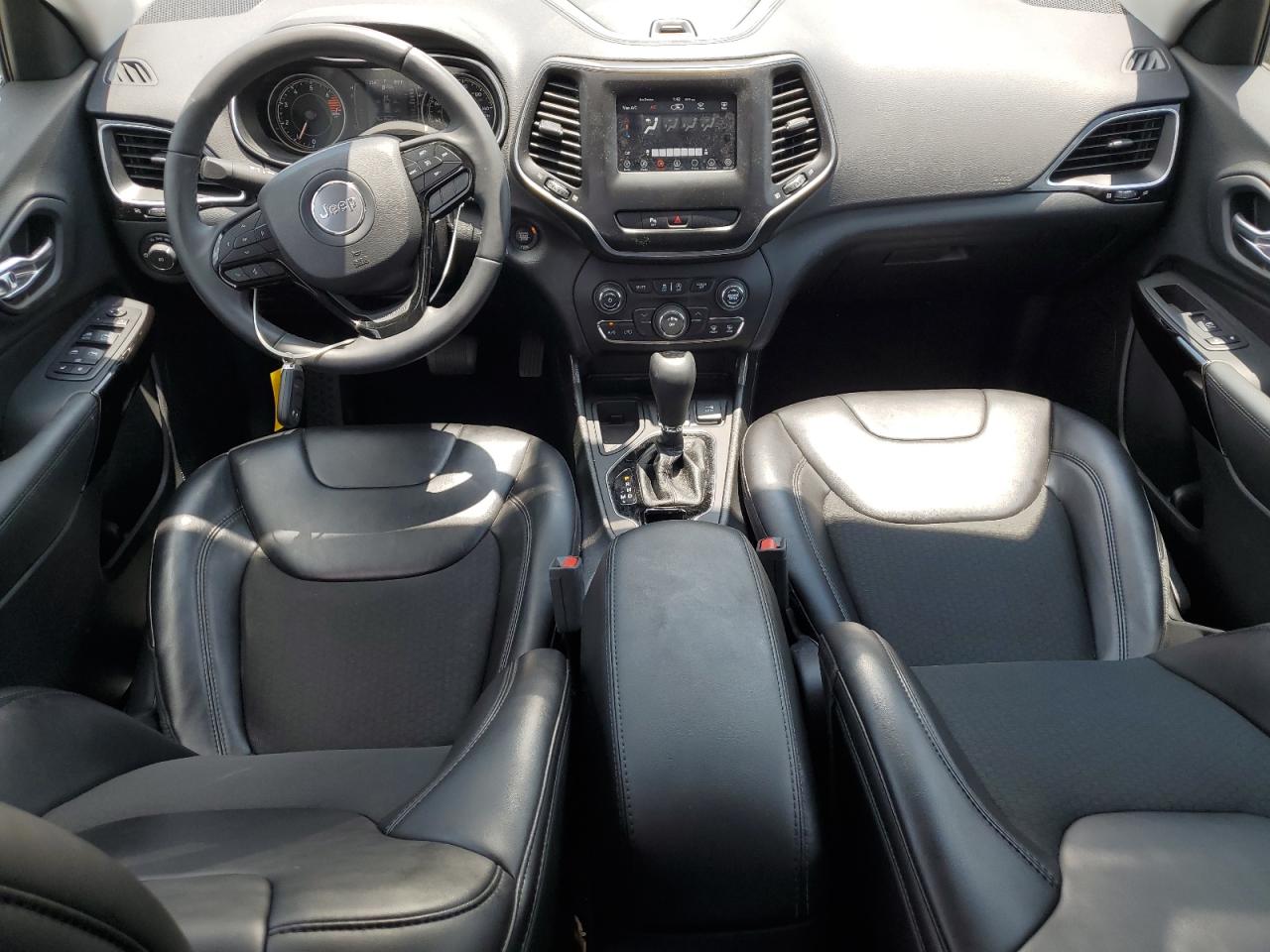 2019 Jeep Cherokee Latitude Plus   White vin: 1C4PJLLB8KD455622