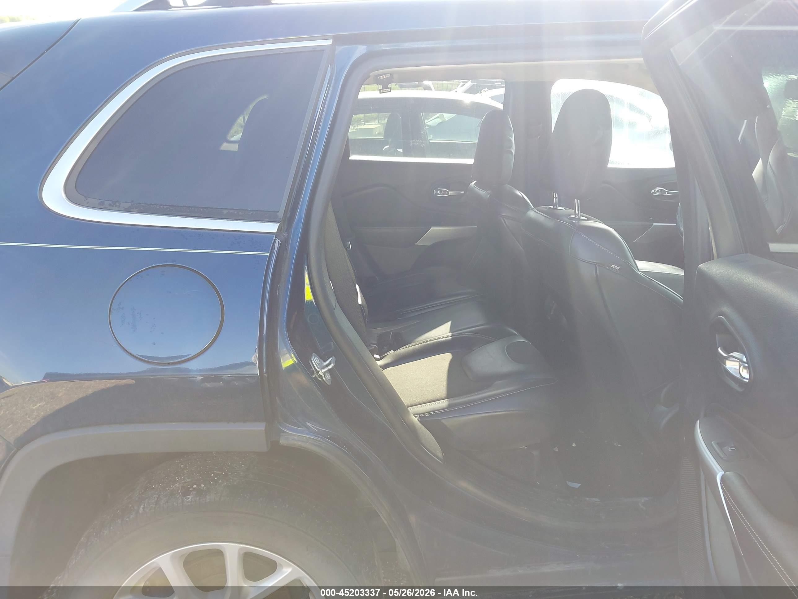 2018 Jeep Cherokee Latitude Plus Blue vin: 1C4PJLLBXJD607852