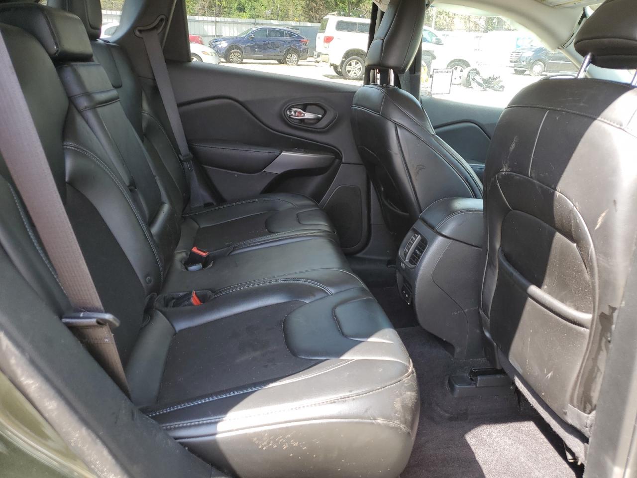 2019 Jeep Cherokee Latitude Plus Зеленый vin: 1C4PJLLBXKD215651