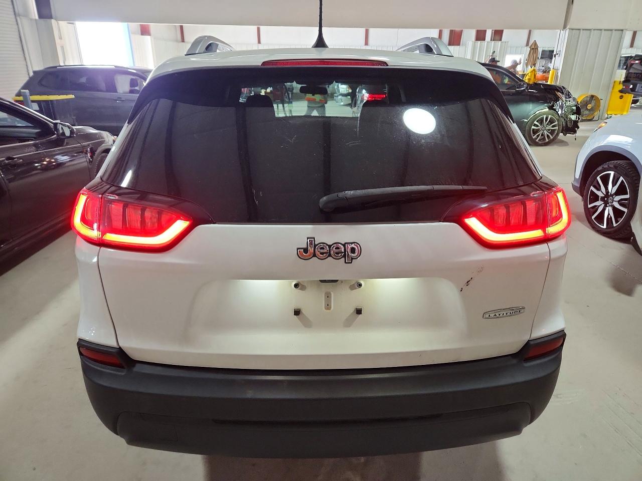 2019 Jeep Cherokee Latitude Plus Белый vin: 1C4PJLLBXKD232854