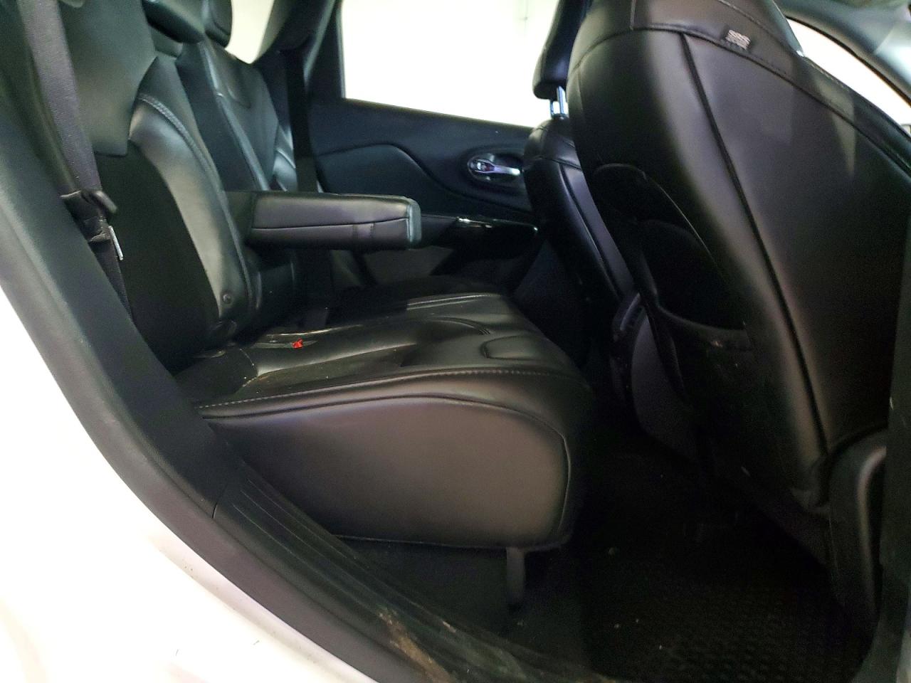 2019 Jeep Cherokee Latitude Plus White vin: 1C4PJLLN1KD286327